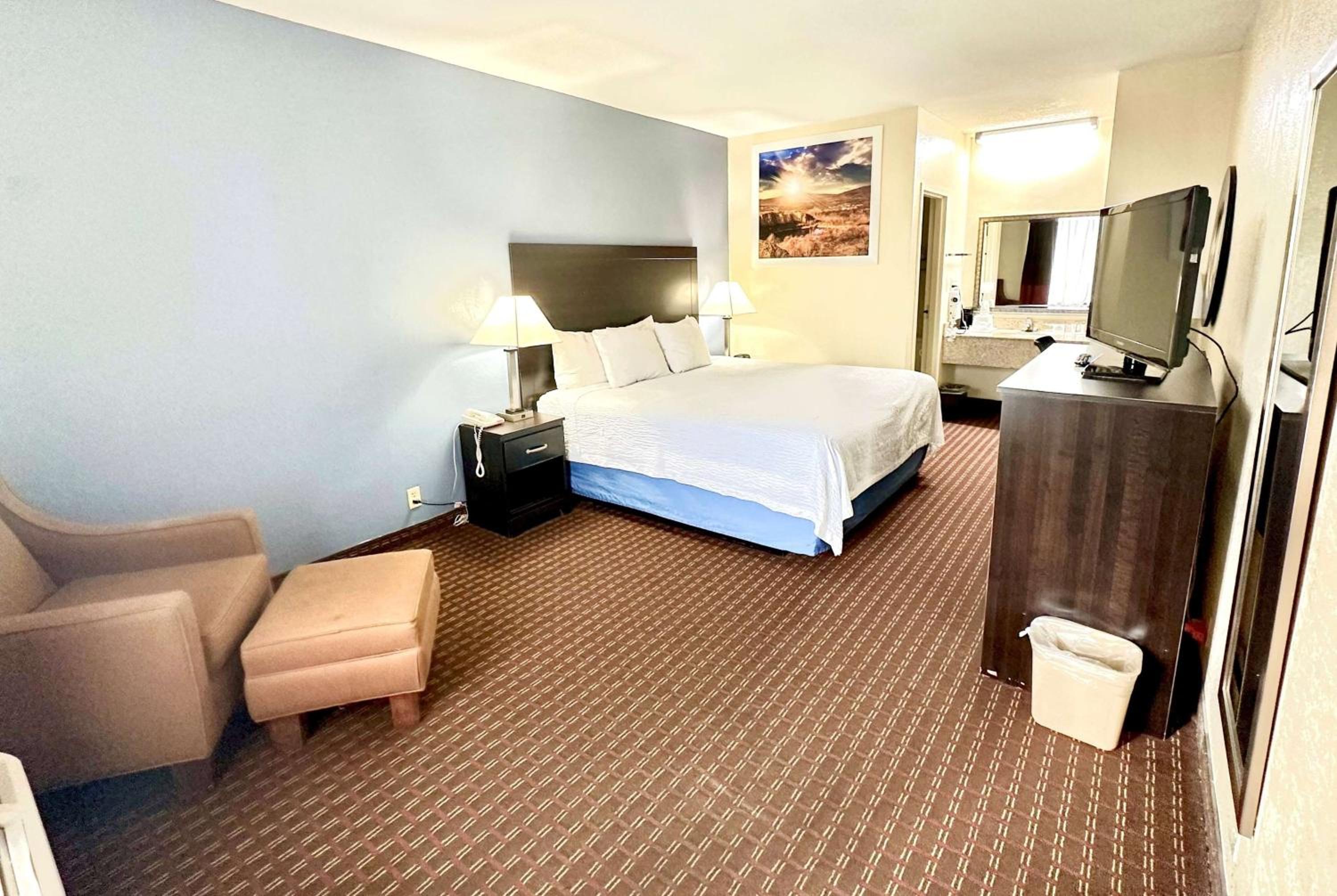 King Room - Non-Smoking - Photo 1