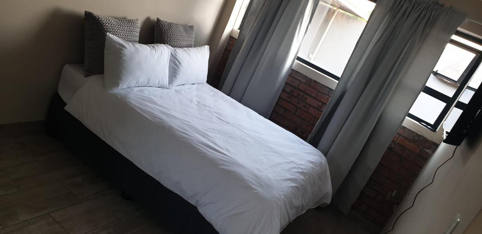 Budget Double Room - Photo 2