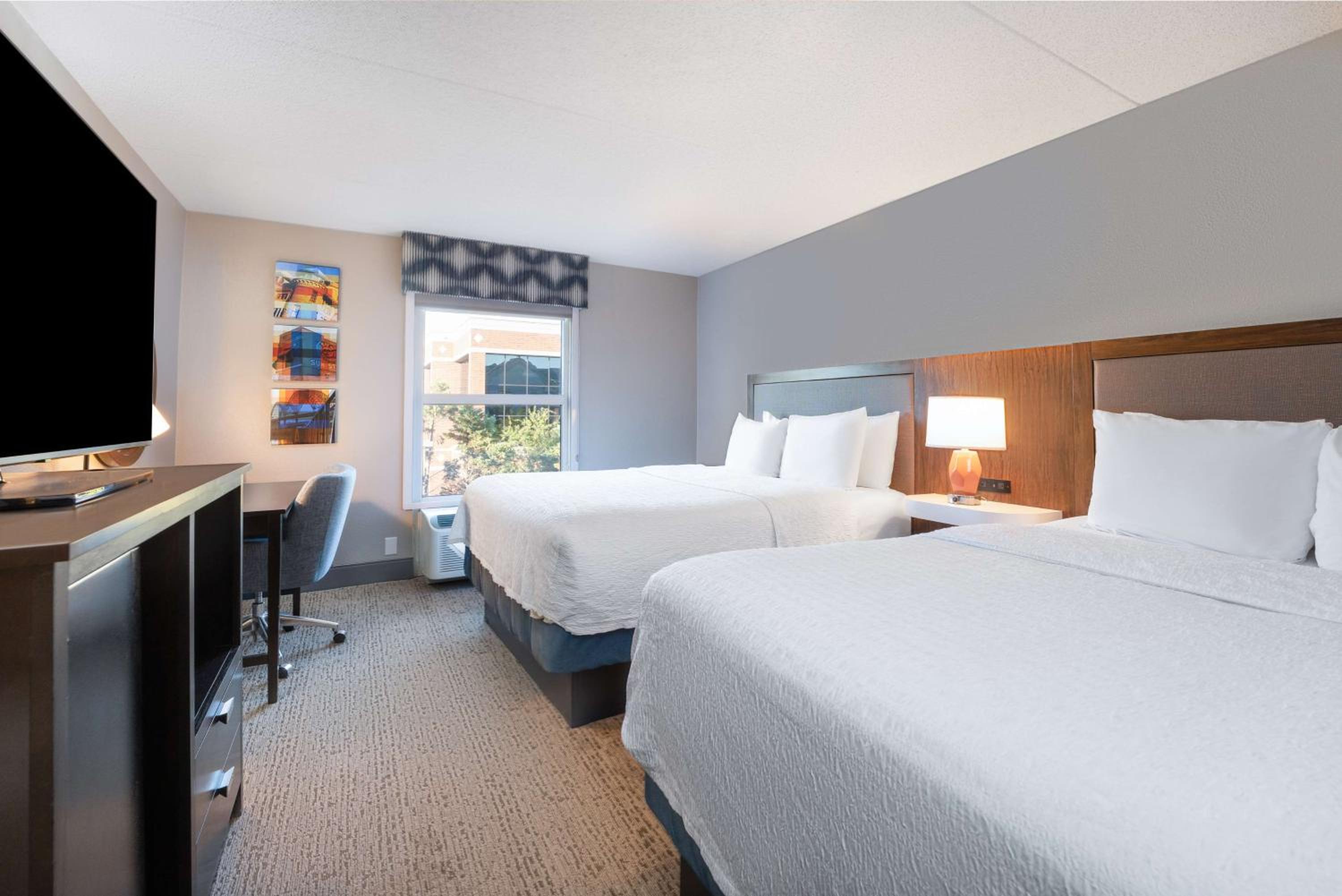 Room with Two Queen Beds - Non-Smoking - Photo 9