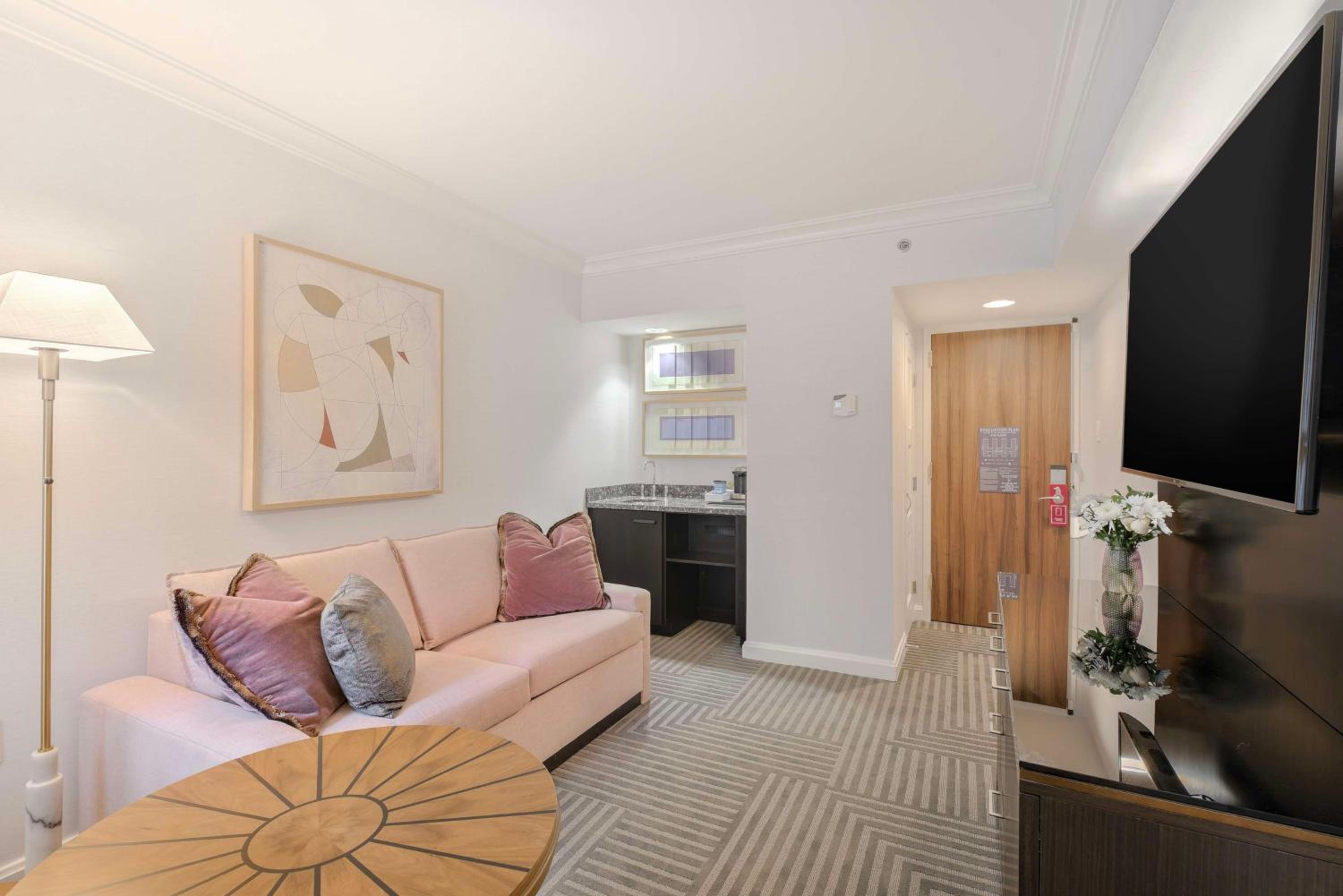 Junior King Suite with Seating Area - Photo 1