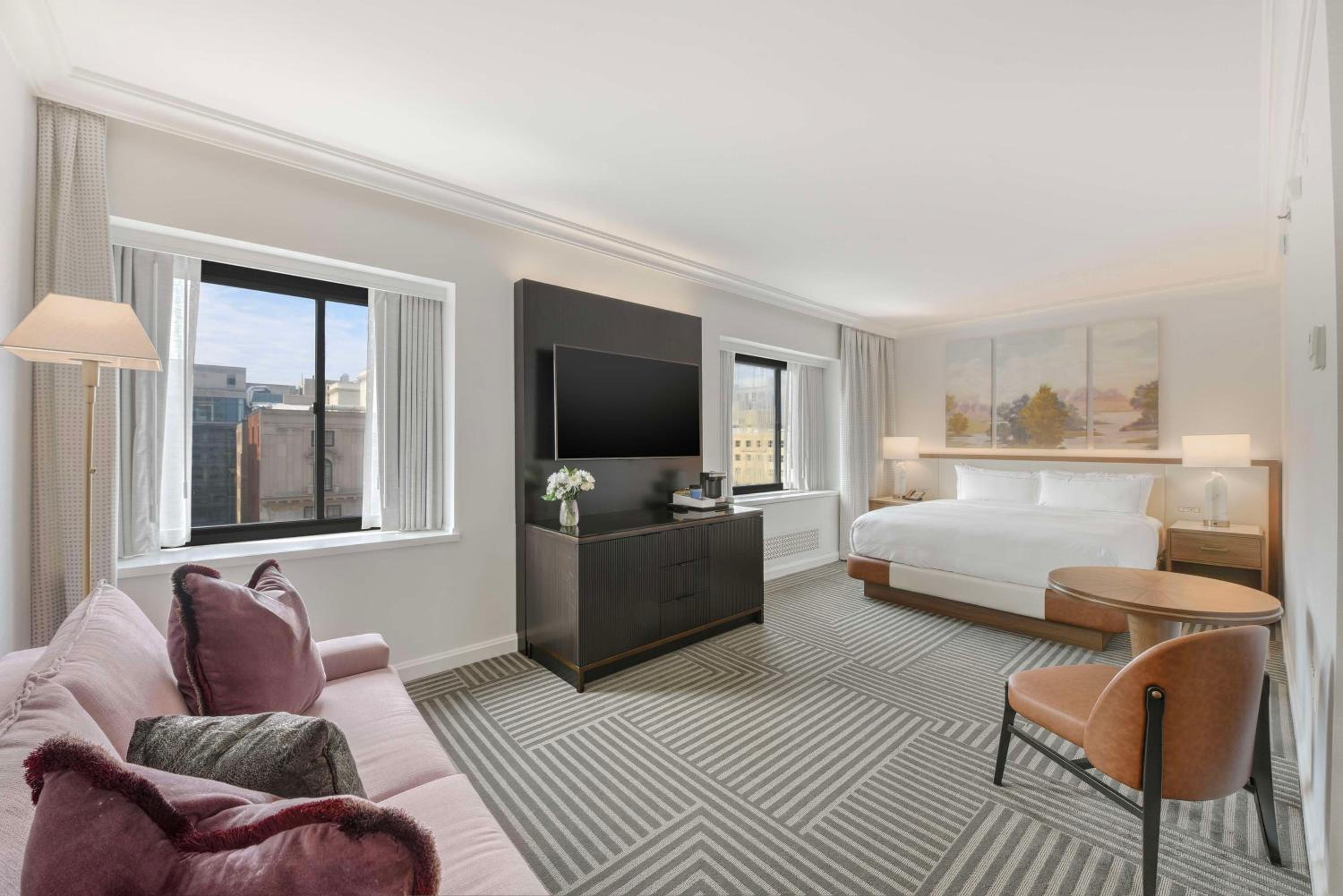Deluxe King Room with City View - Photo 1