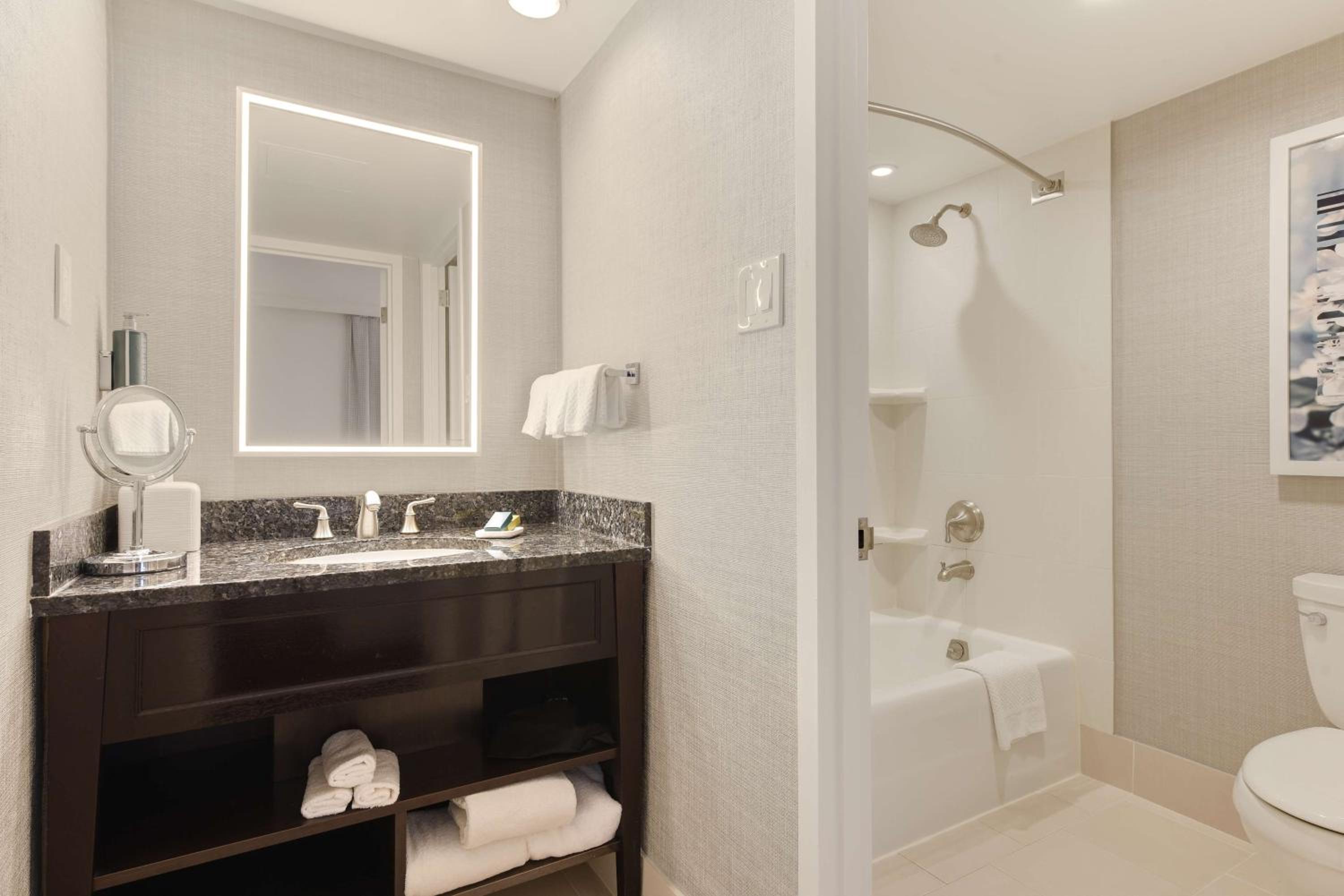 Junior King Suite with Seating Area - Photo 2