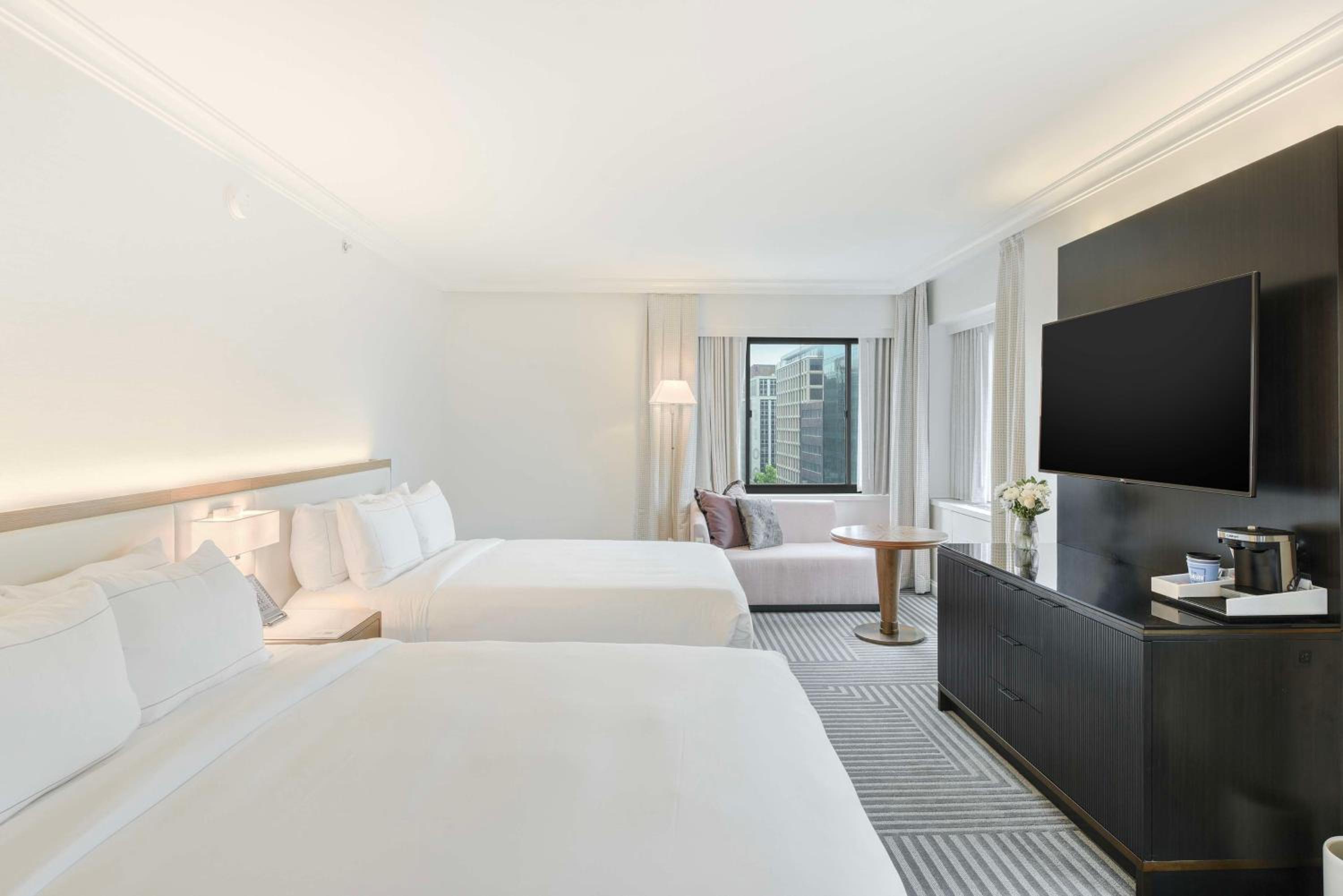 Double Room with Two Double Beds - City View - Photo 3
