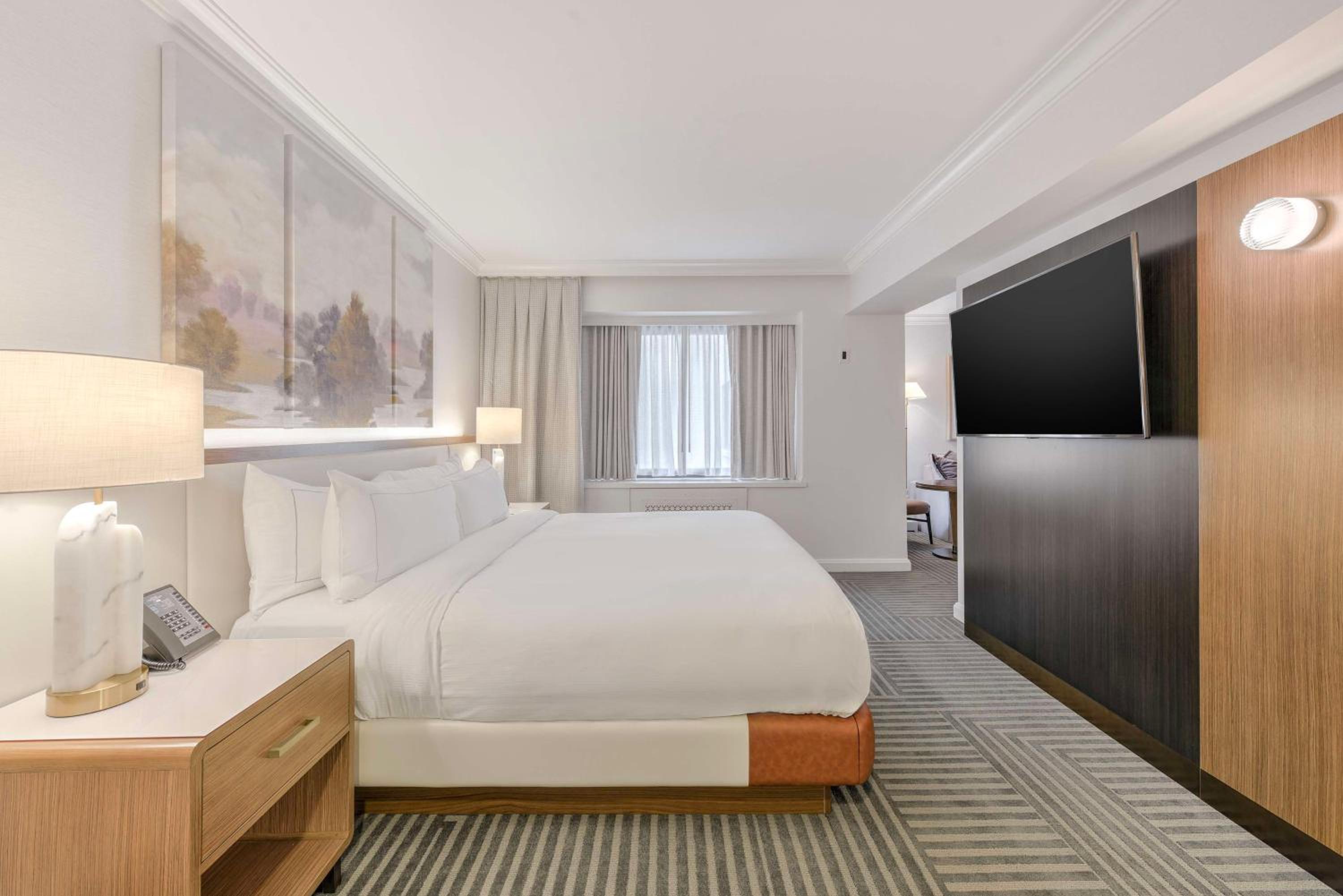 Junior King Suite with Seating Area - Photo 4