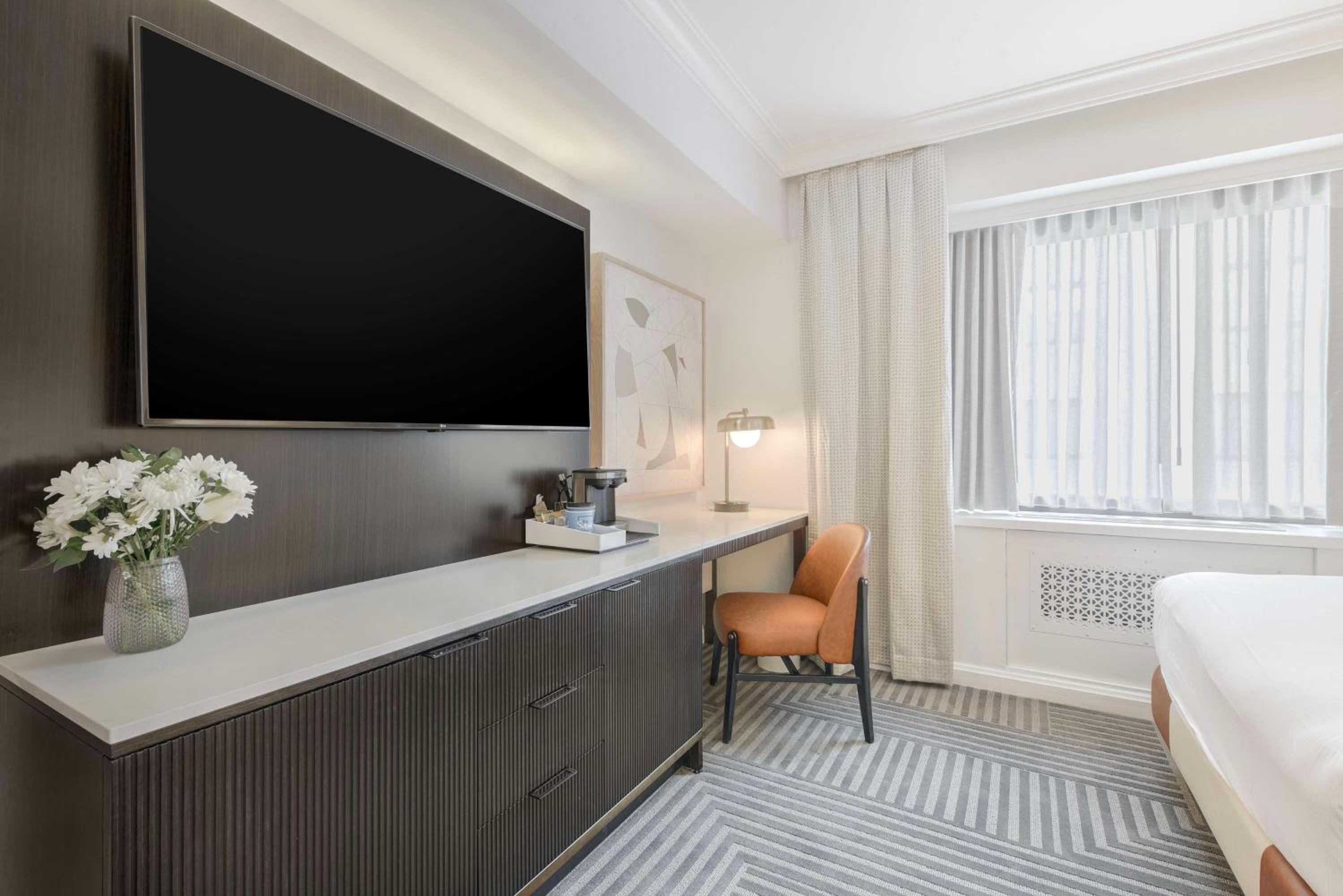 Queen Room with Two Queen Beds - Photo 2