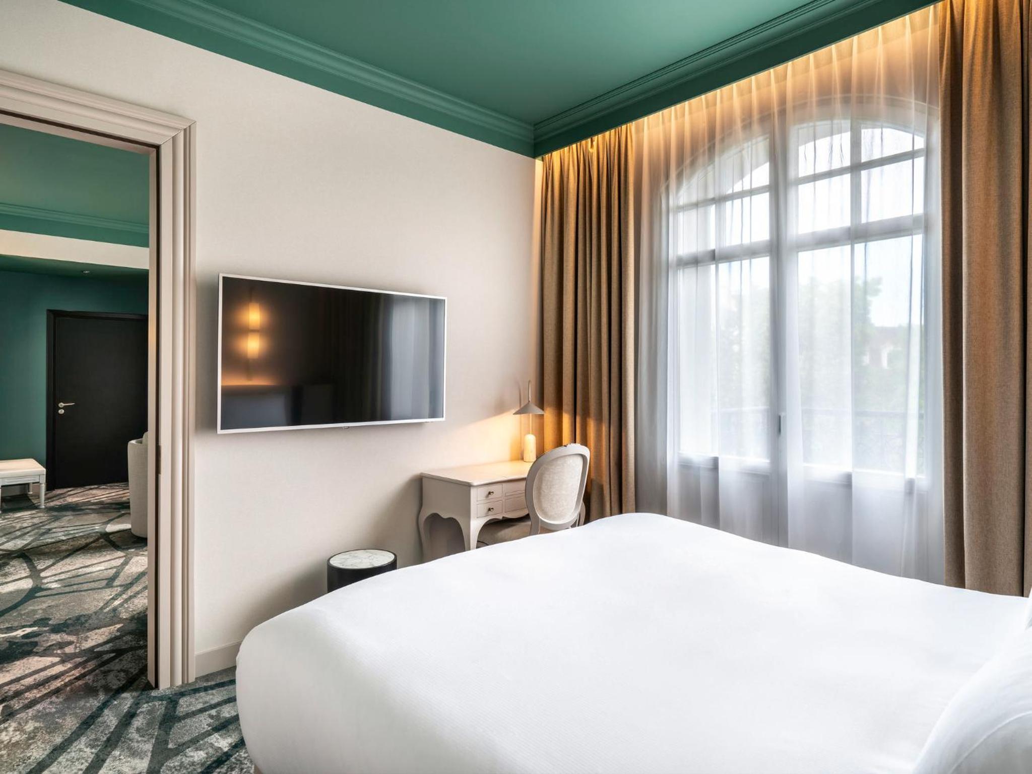 Executive Suite with King Bed and Sofa - Photo 5