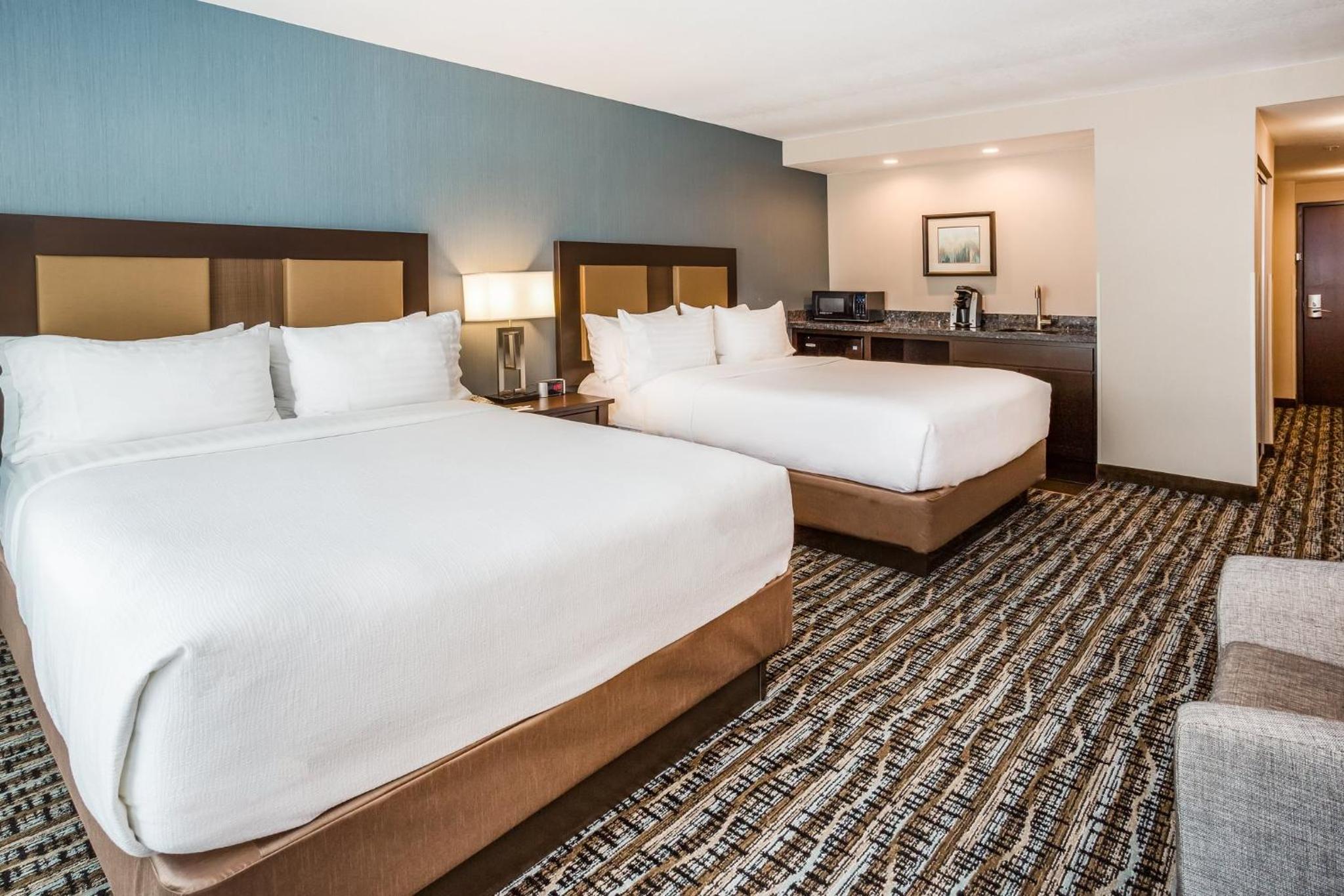 Premium Queen Room with Two Queen Beds - Photo 2