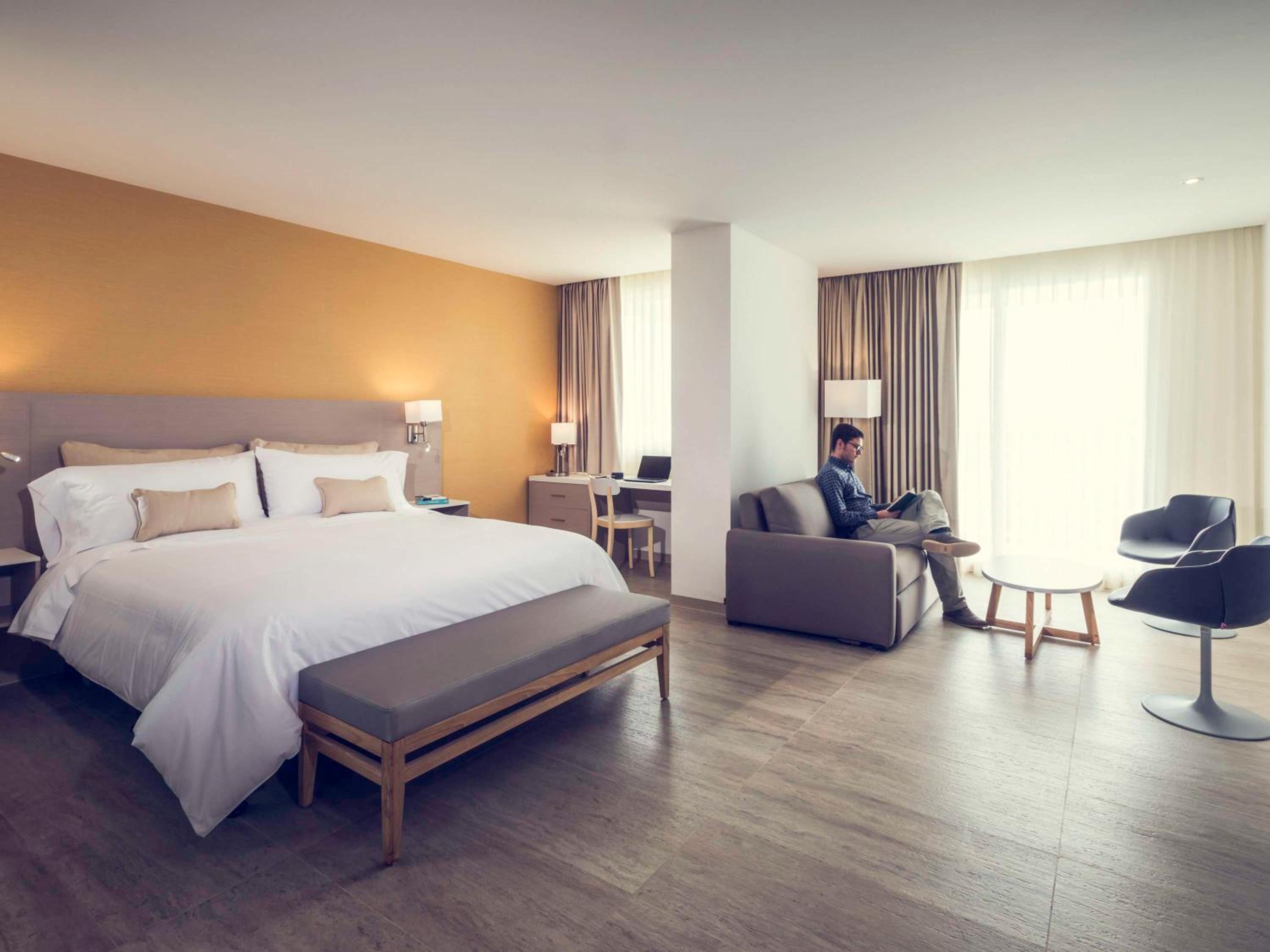 Deluxe Queen Room with Sofa Bed photo 2
