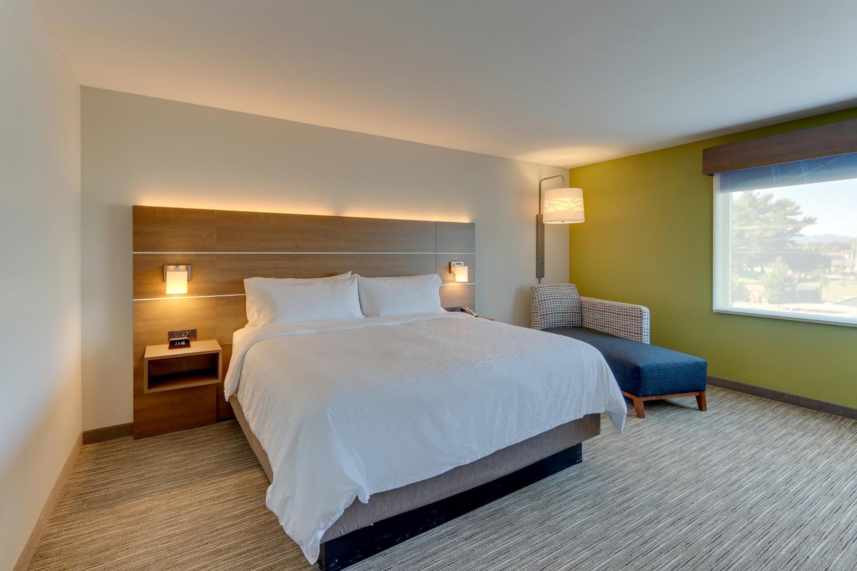Standard King Room - Photo 22