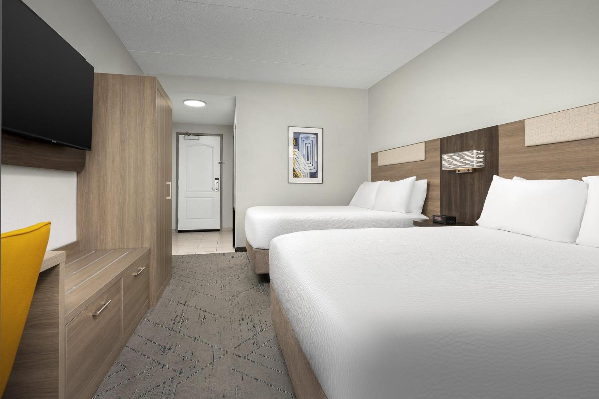 Standard Queen Room with Two Queen Beds - Photo 2