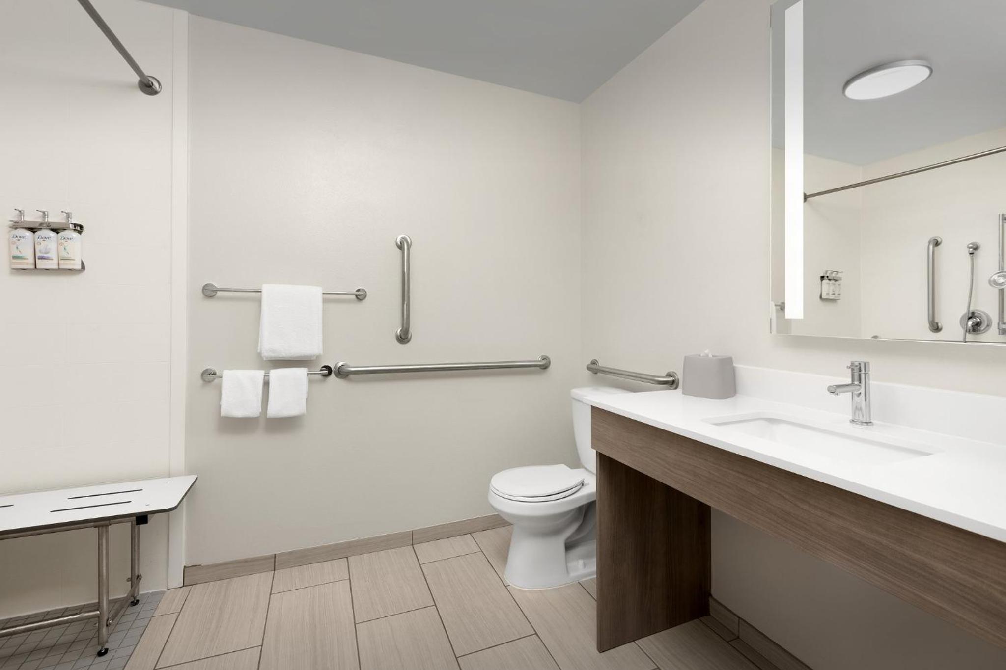 King Room with Roll-In Shower - Disability Access - Photo 5