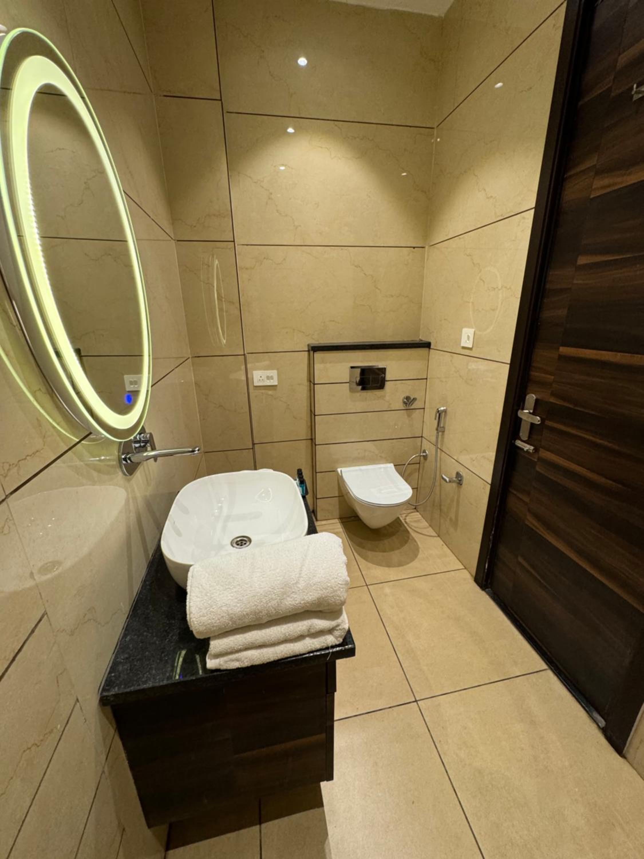 Deluxe Queen Suite photo 2