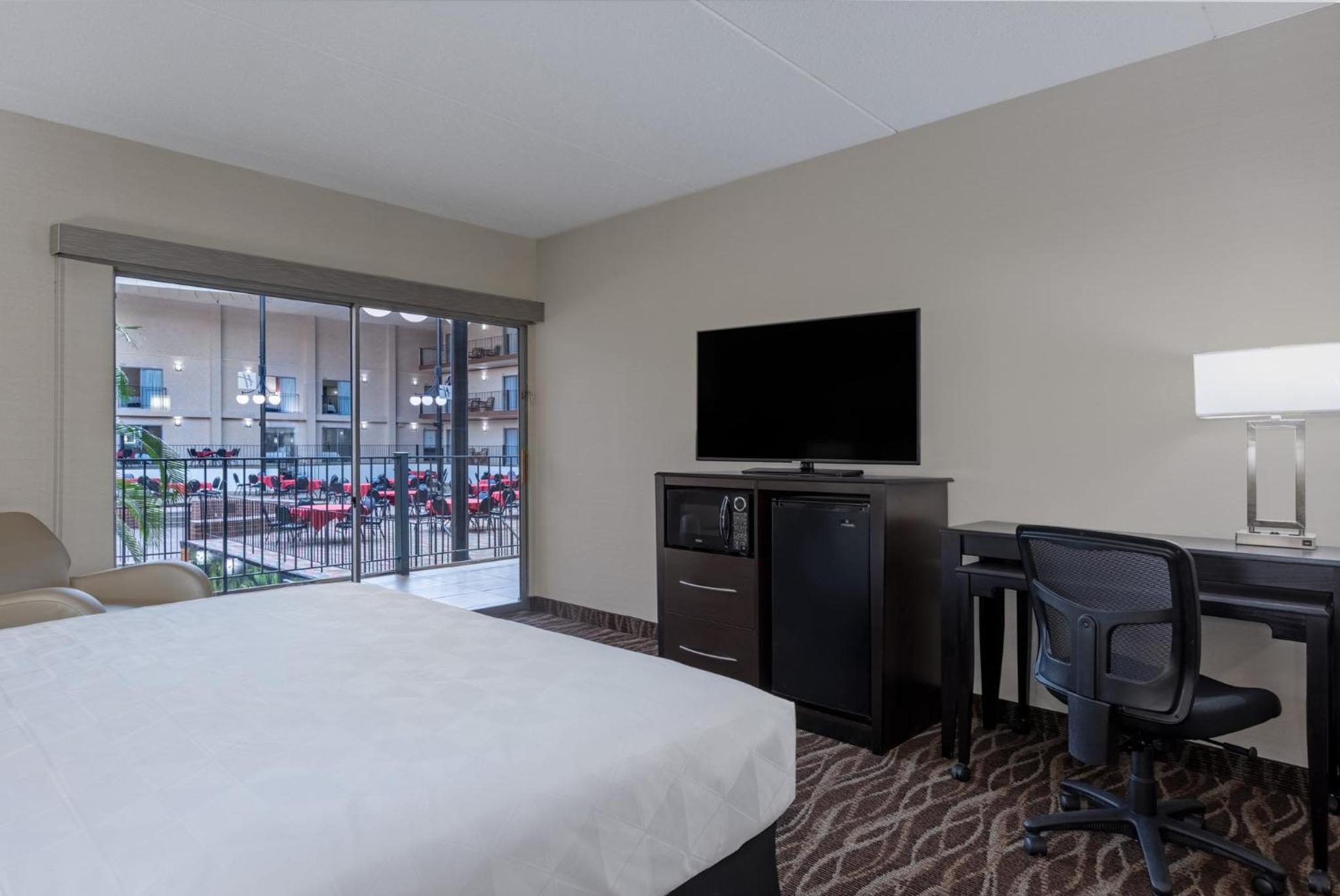 King Room with Pool View - Photo 1