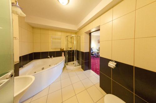 Apartment with Spa Bath - Photo 2