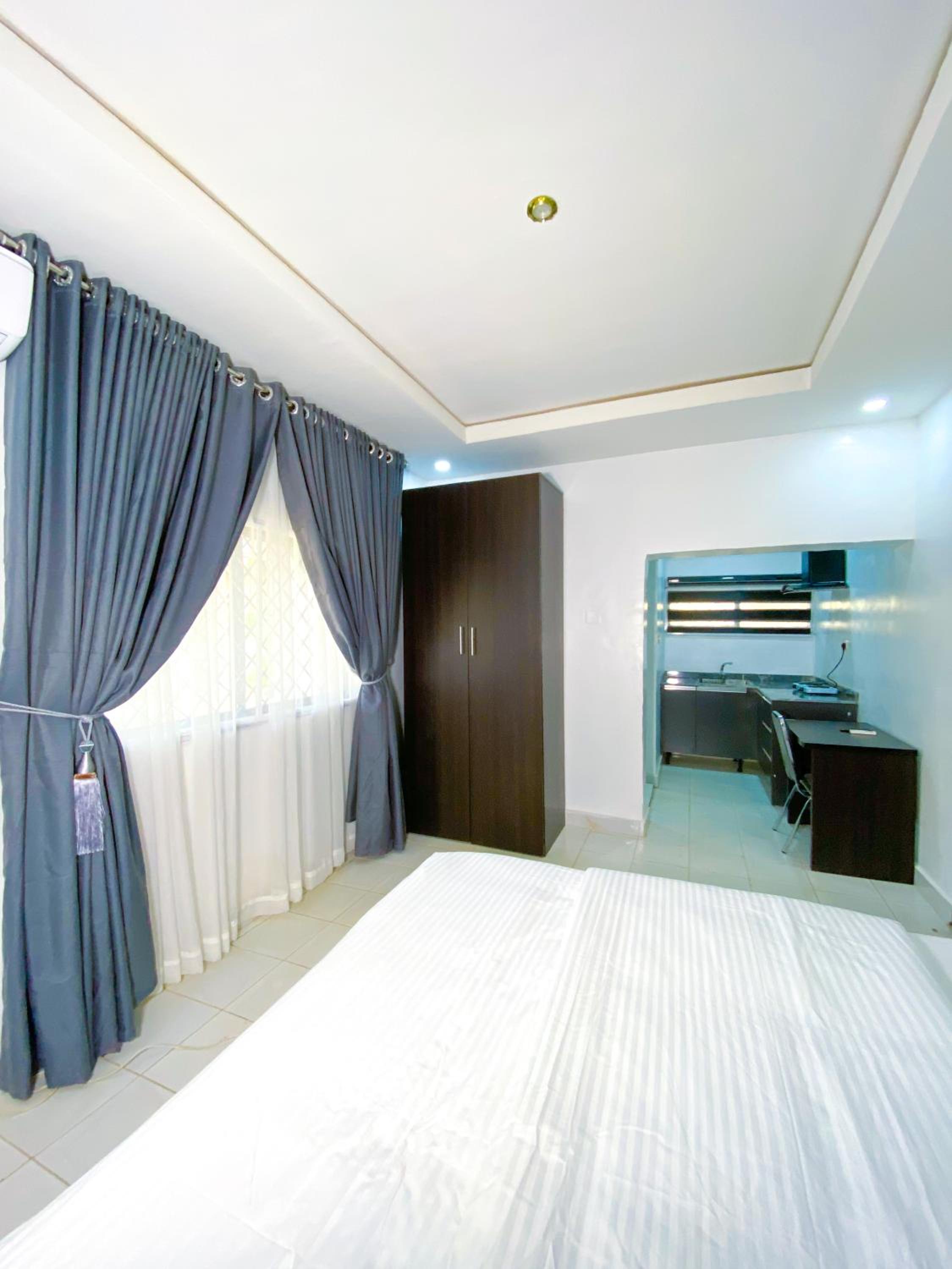 Suite - Photo 3