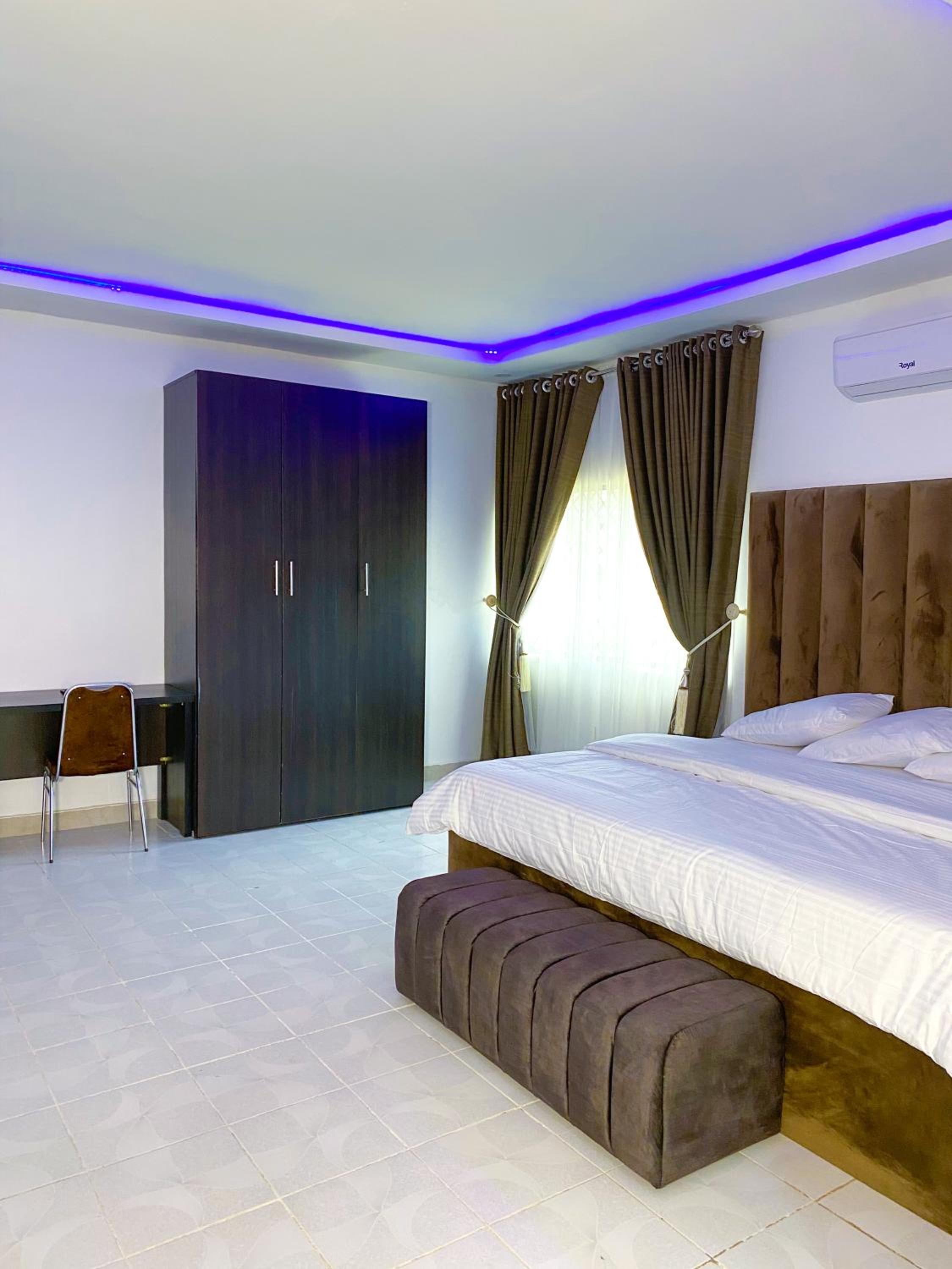 Suite - Photo 7