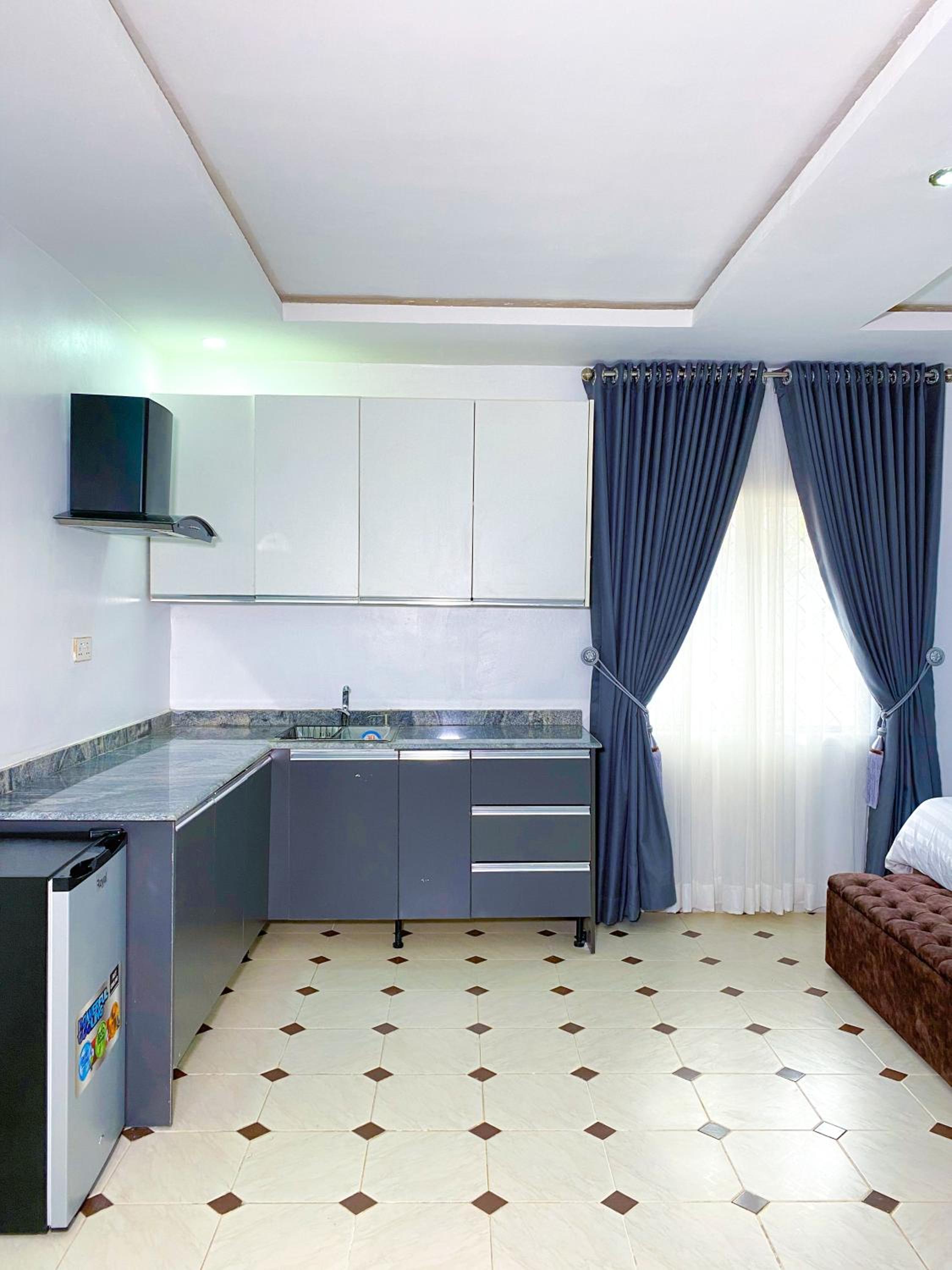 Suite - Photo 11
