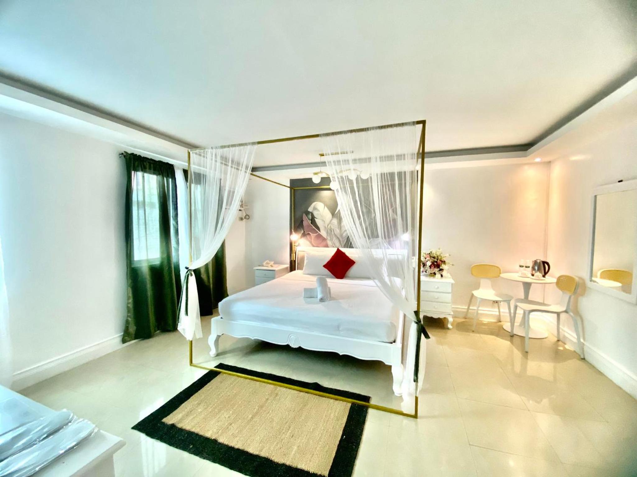 Premier Suite - Photo 15