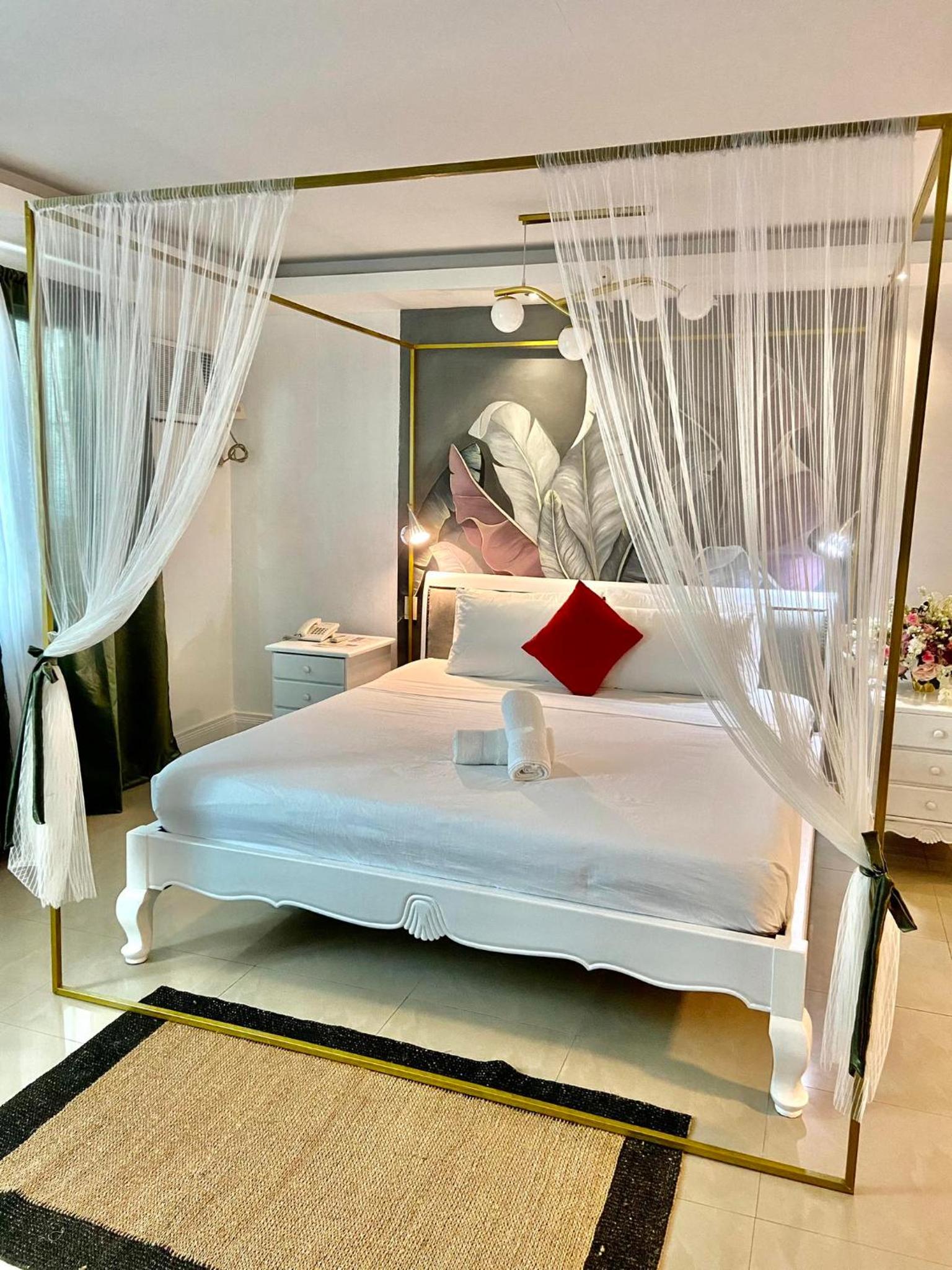 Premier Suite - Photo 17