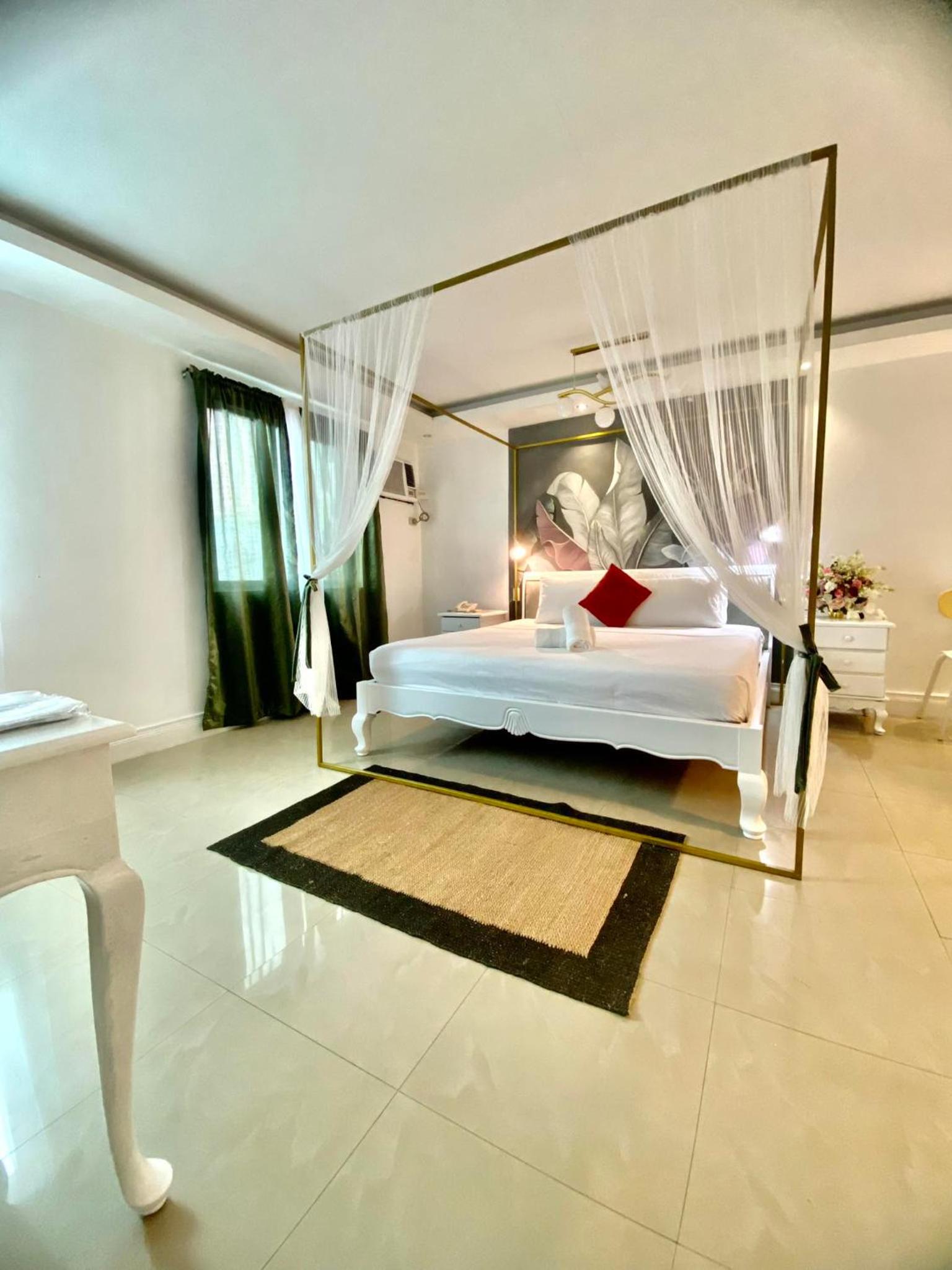 Premier Suite - Photo 18
