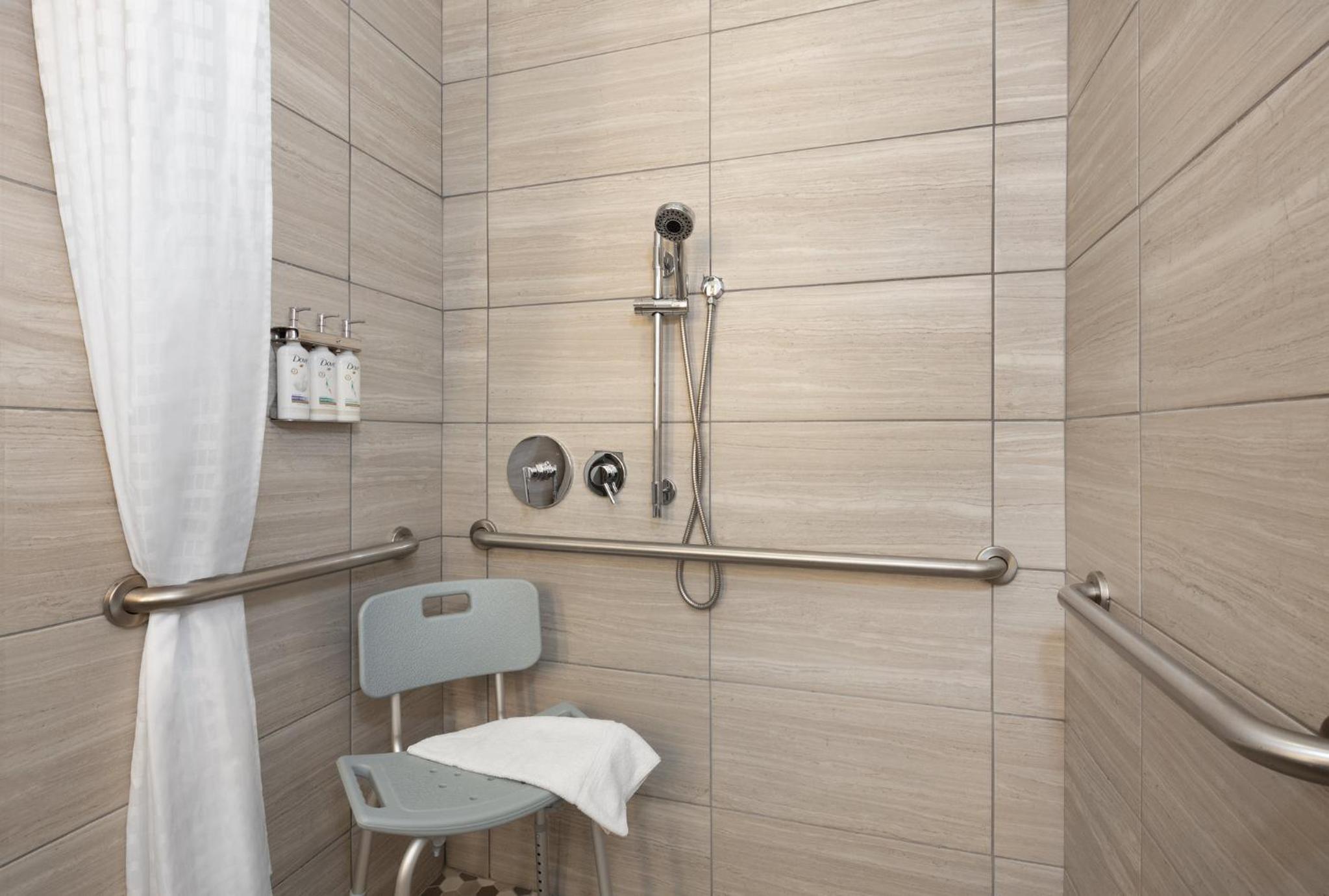 Standard Queen Room with Two Queen Beds and Accessible Roll-In Shower - Photo 2