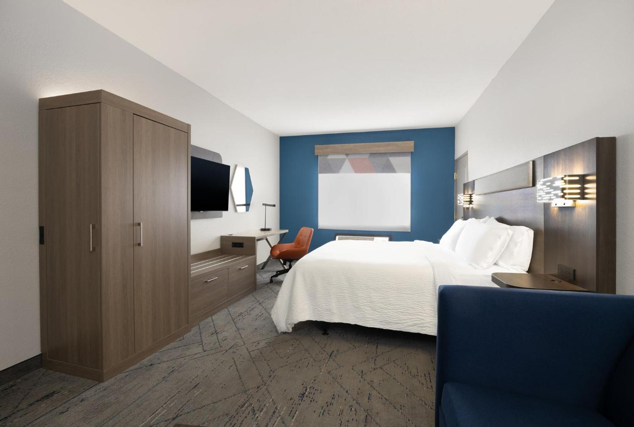 Standard King Room with Sofa Bed - Photo 1
