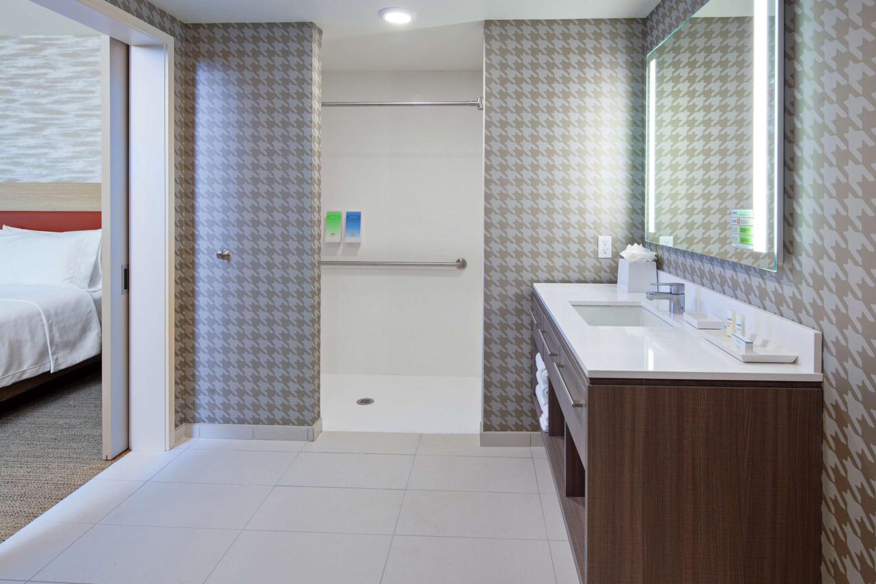 King Suite with Roll-In Shower - Mobility and Hearing Access/Non-Smoking photo 1