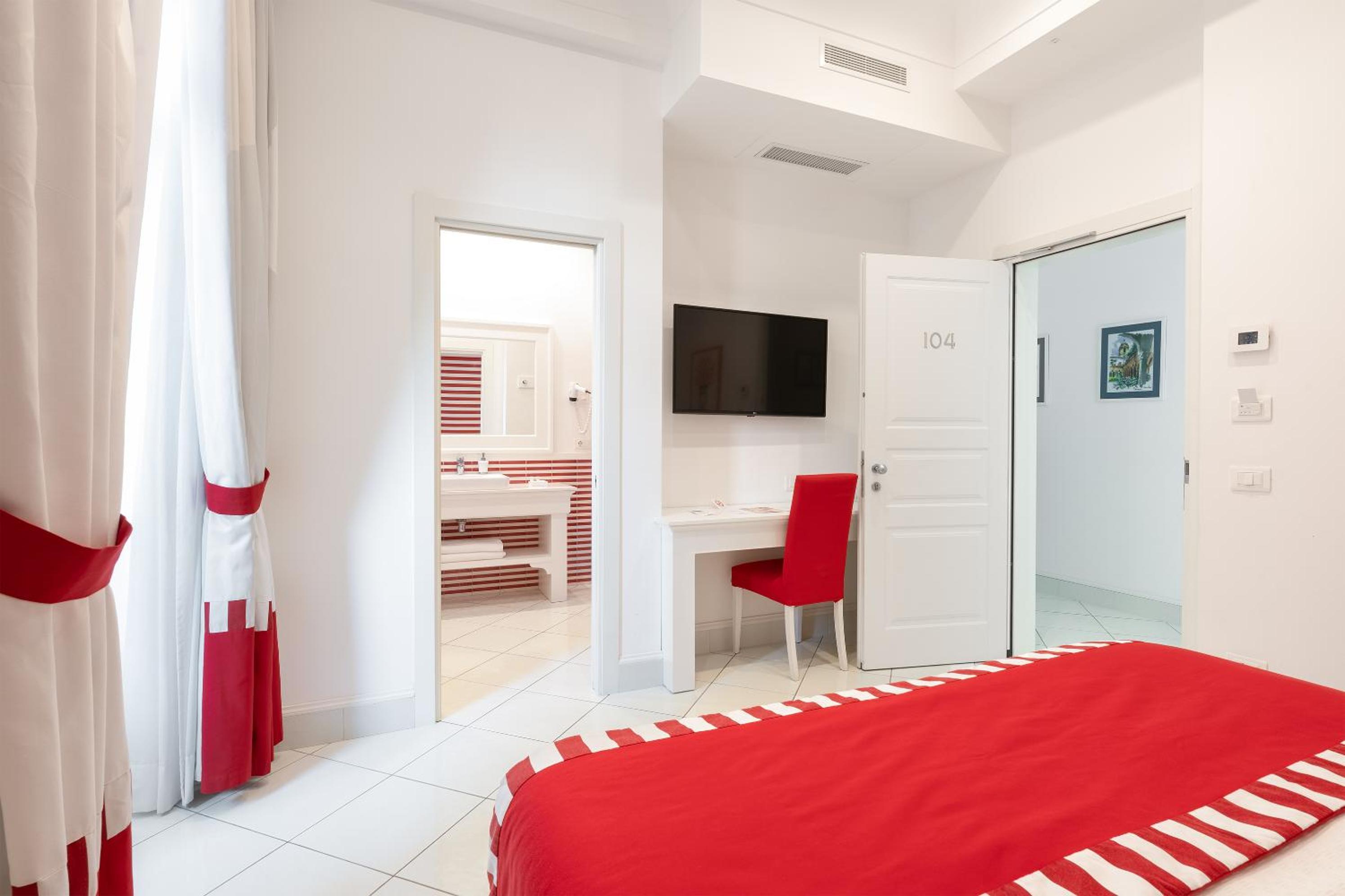 Double or Twin Room with Balcony - Photo 12