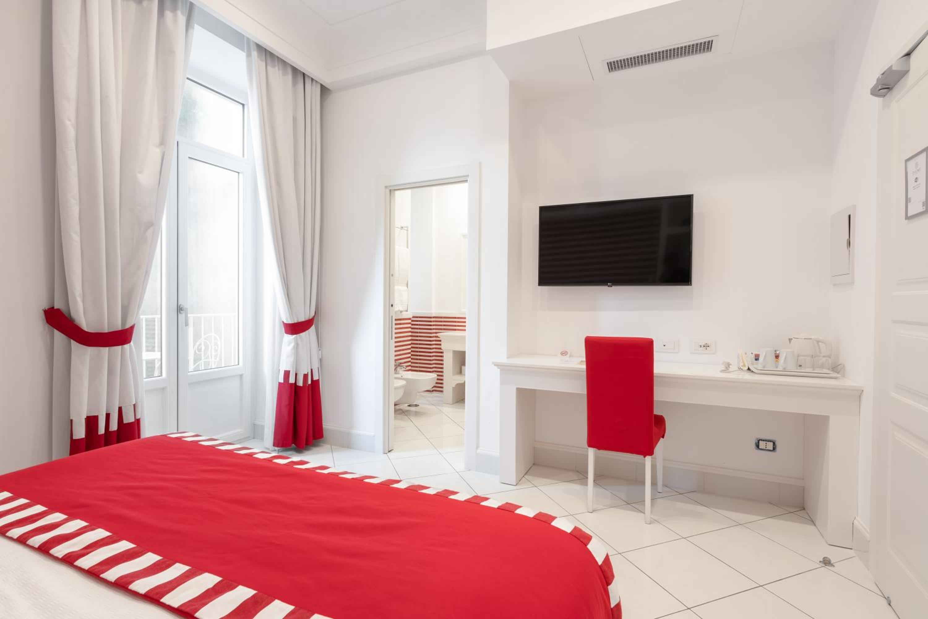 Double or Twin Room with Balcony - Photo 10