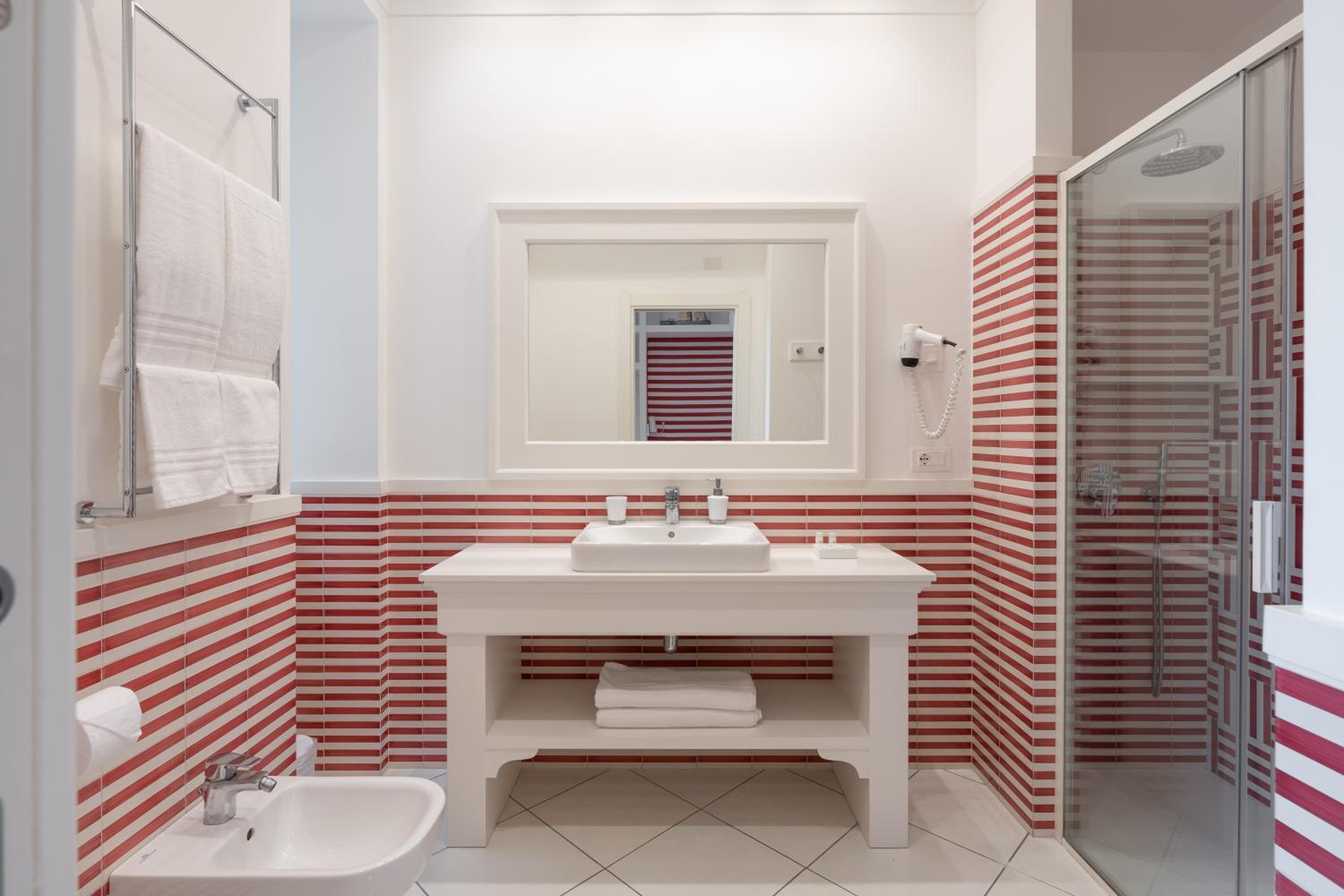 Double or Twin Room with Balcony - Photo 3