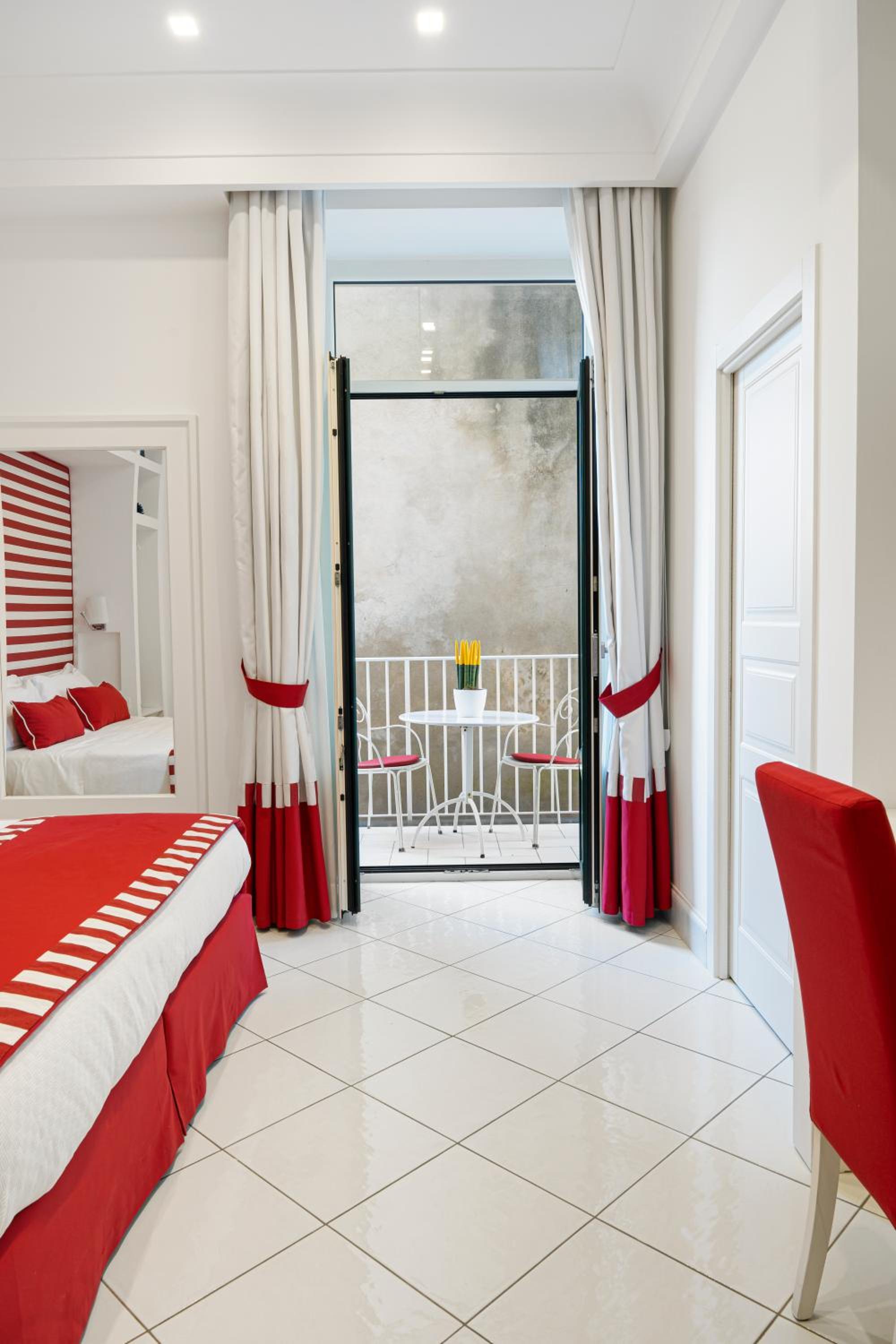 Double or Twin Room with Balcony - Photo 4
