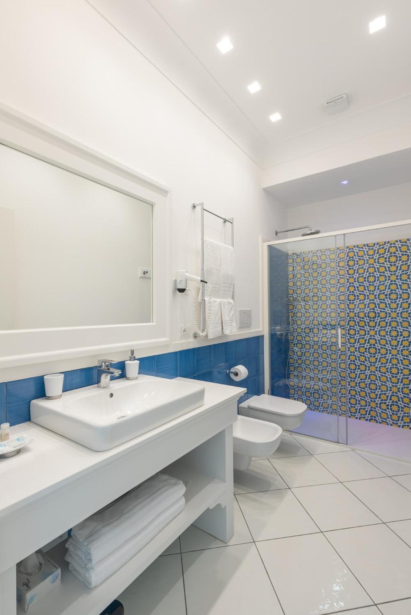 Double or Twin Room with City View - Photo 12