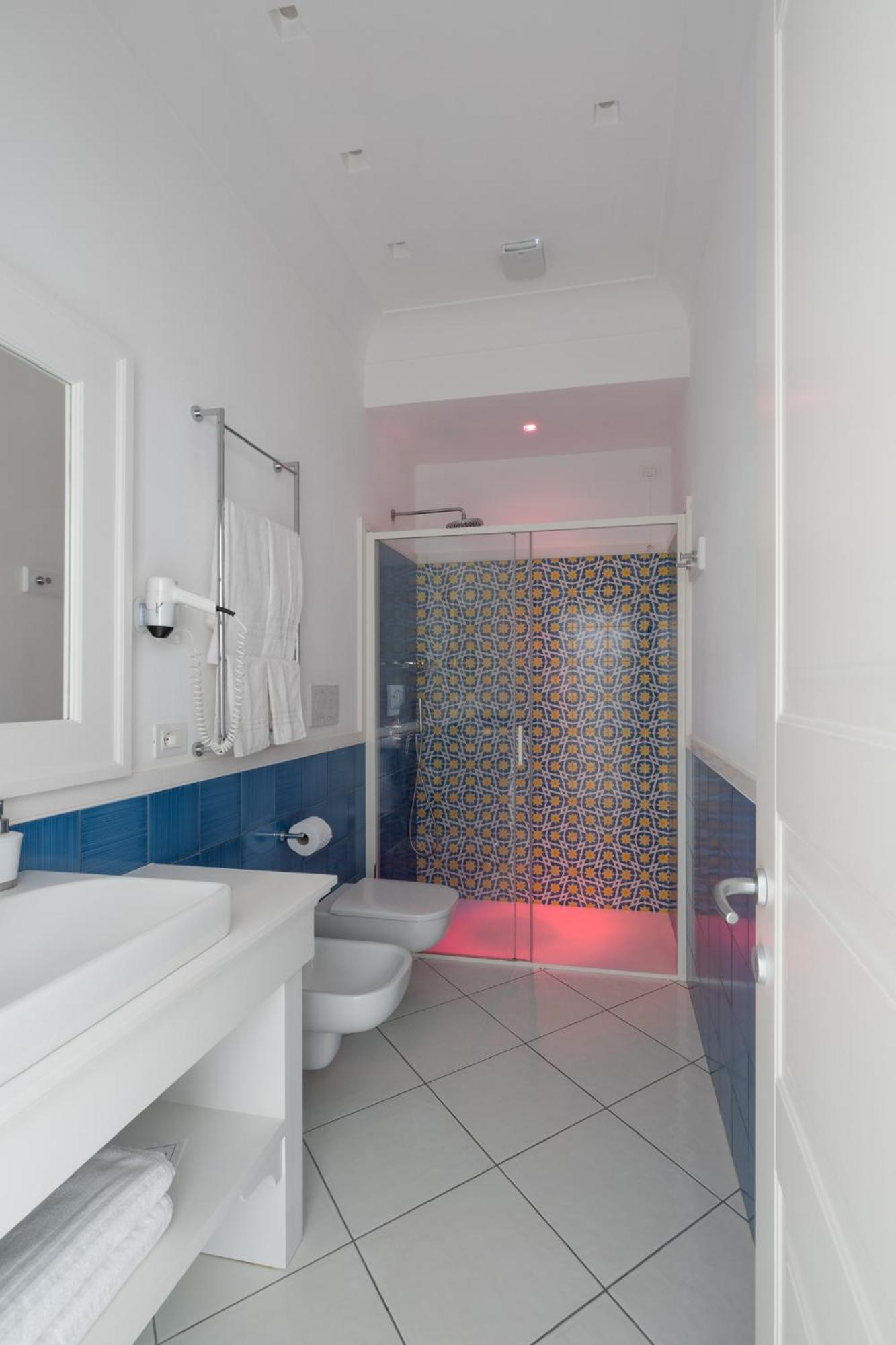 Double or Twin Room with City View - Photo 11
