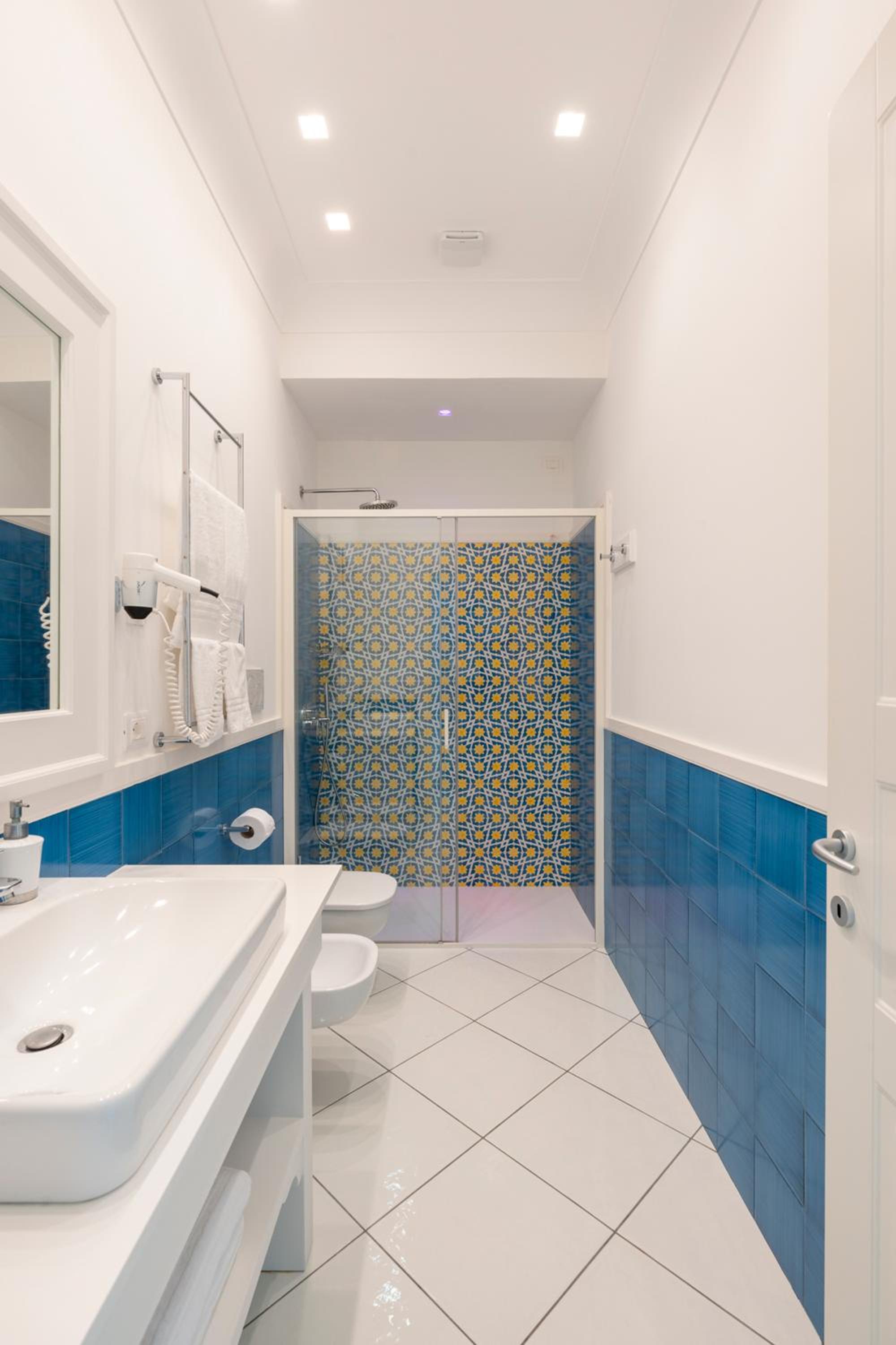 Double or Twin Room with City View - Photo 9