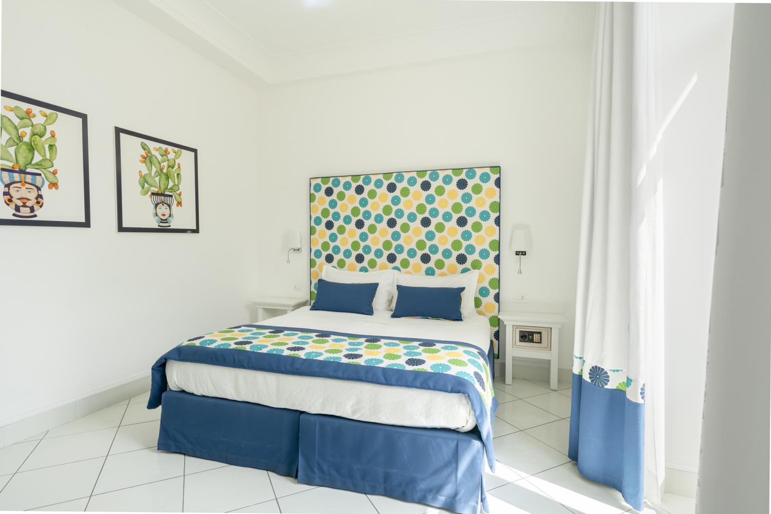 Double or Twin Room with City View - Photo 2