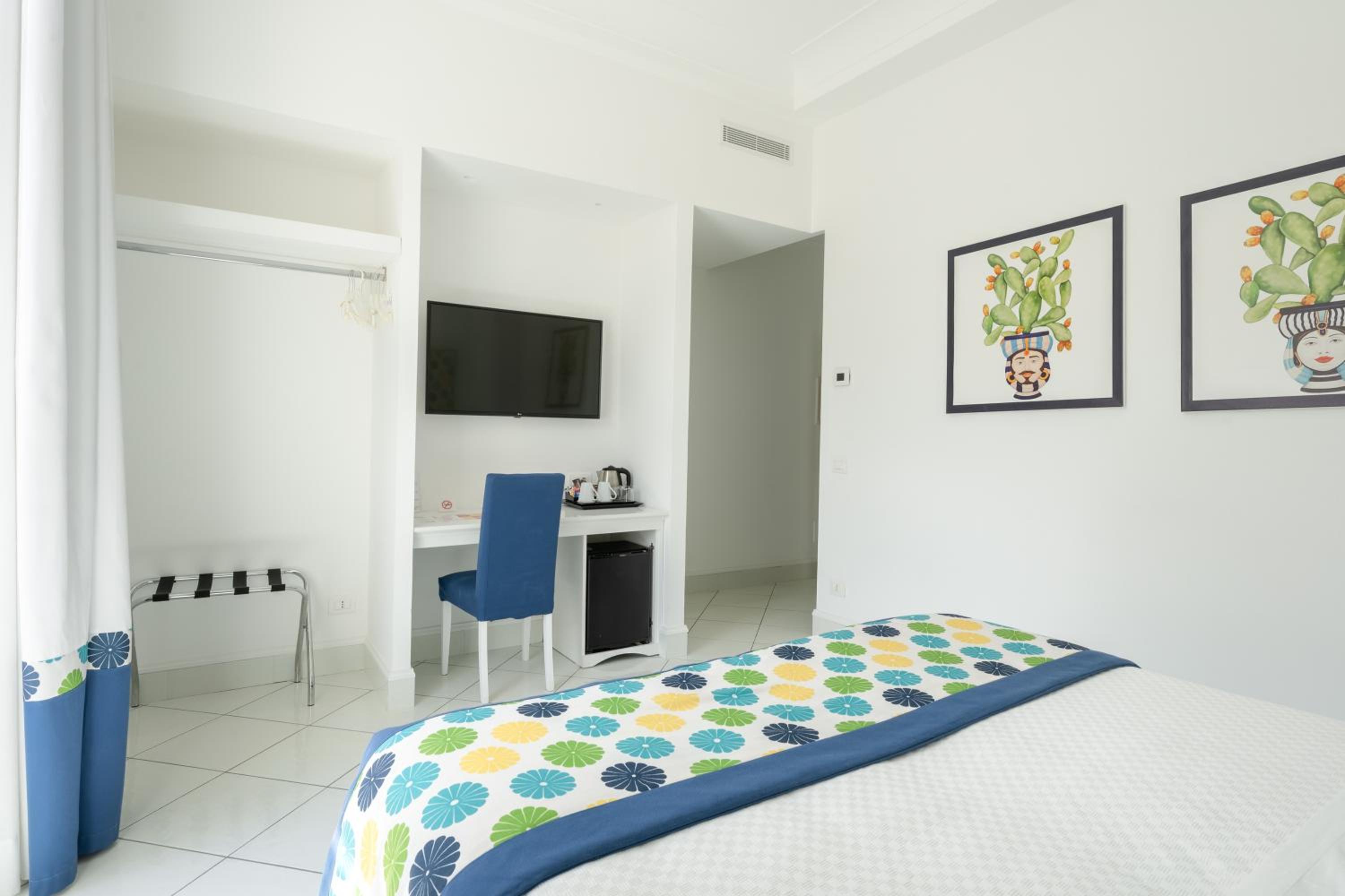 Double or Twin Room with City View - Photo 3