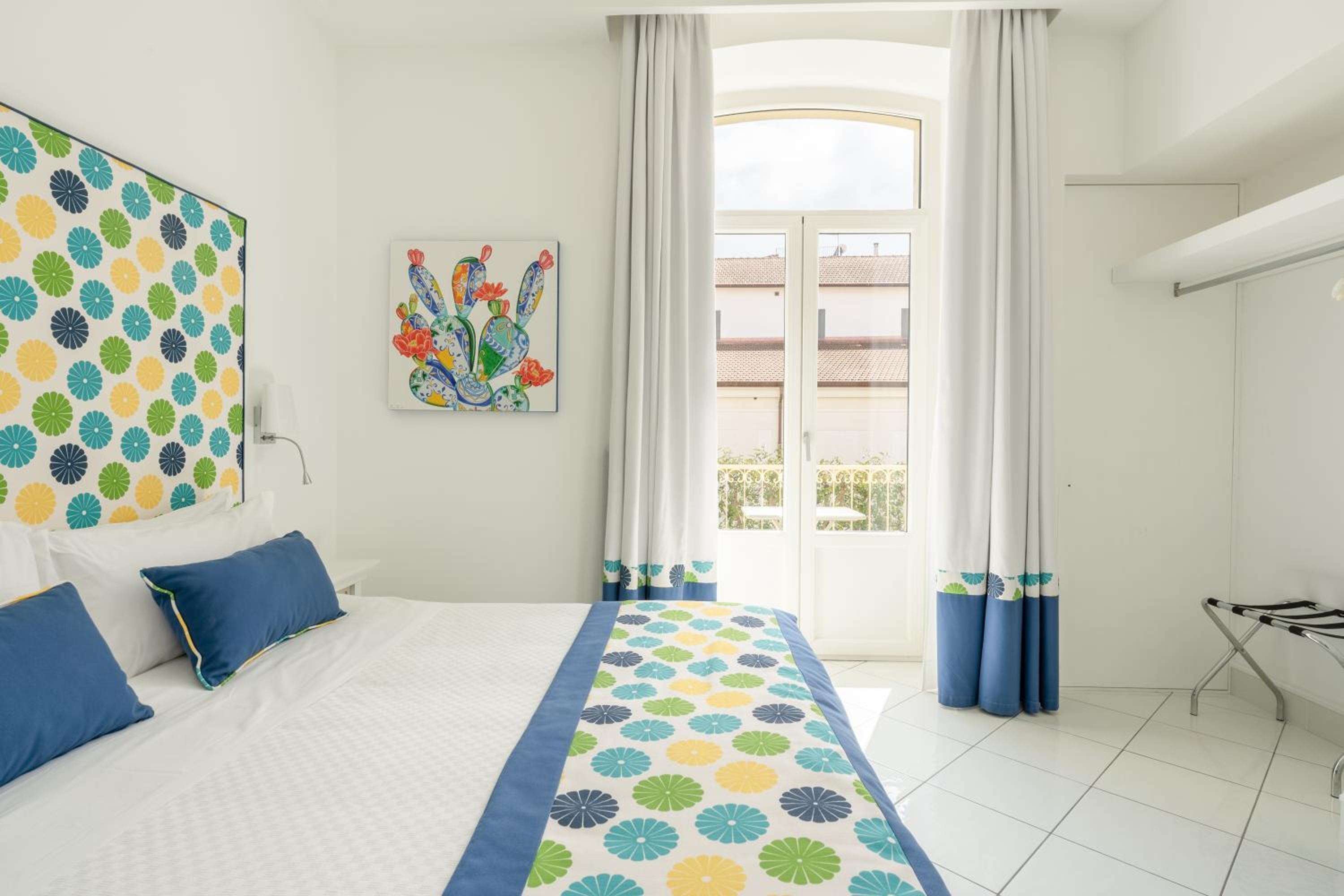 Double or Twin Room with City View - Photo 7