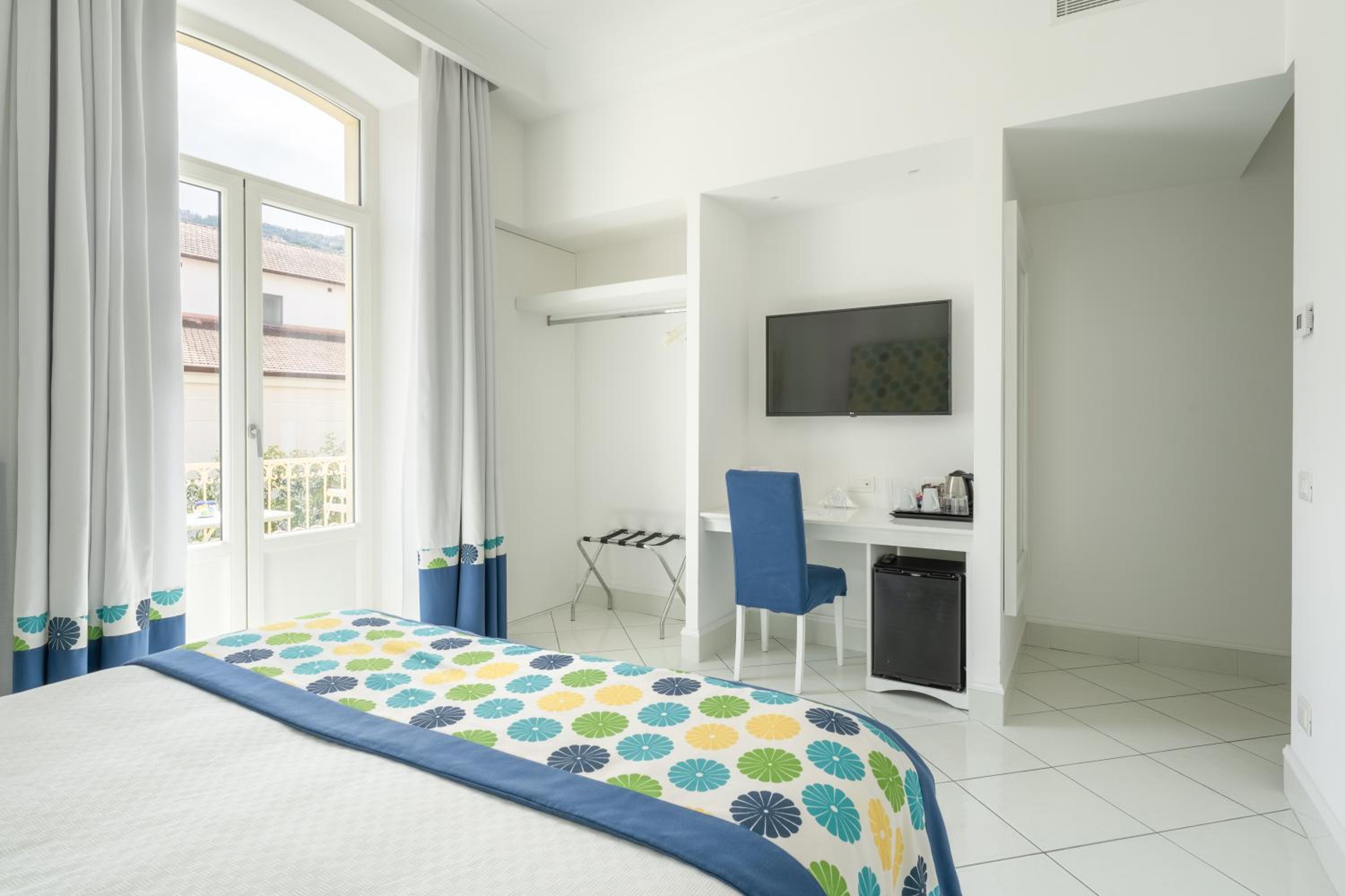 Double or Twin Room with City View - Photo 6