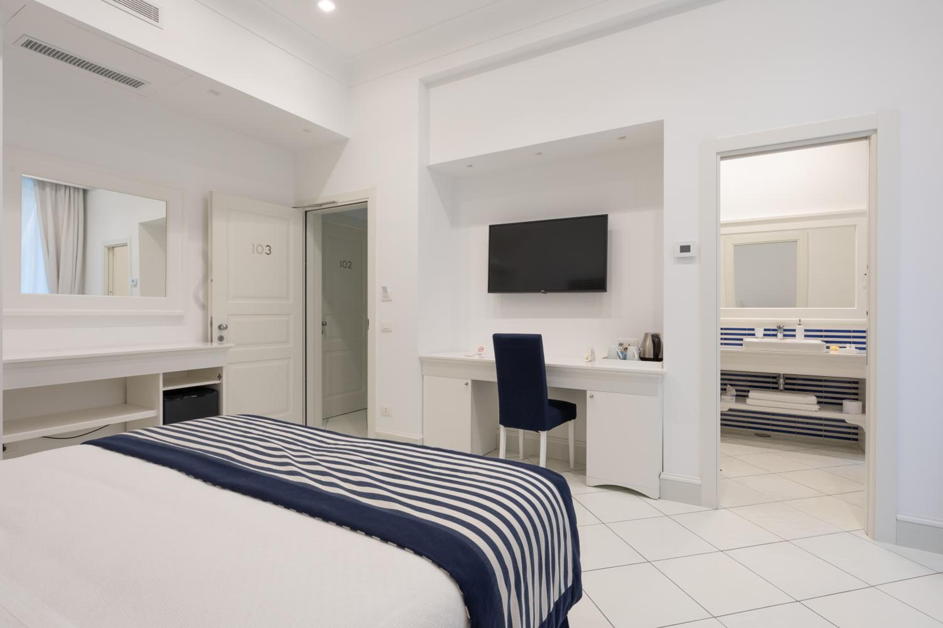 Double or Twin Room with Extra Bed - Photo 5