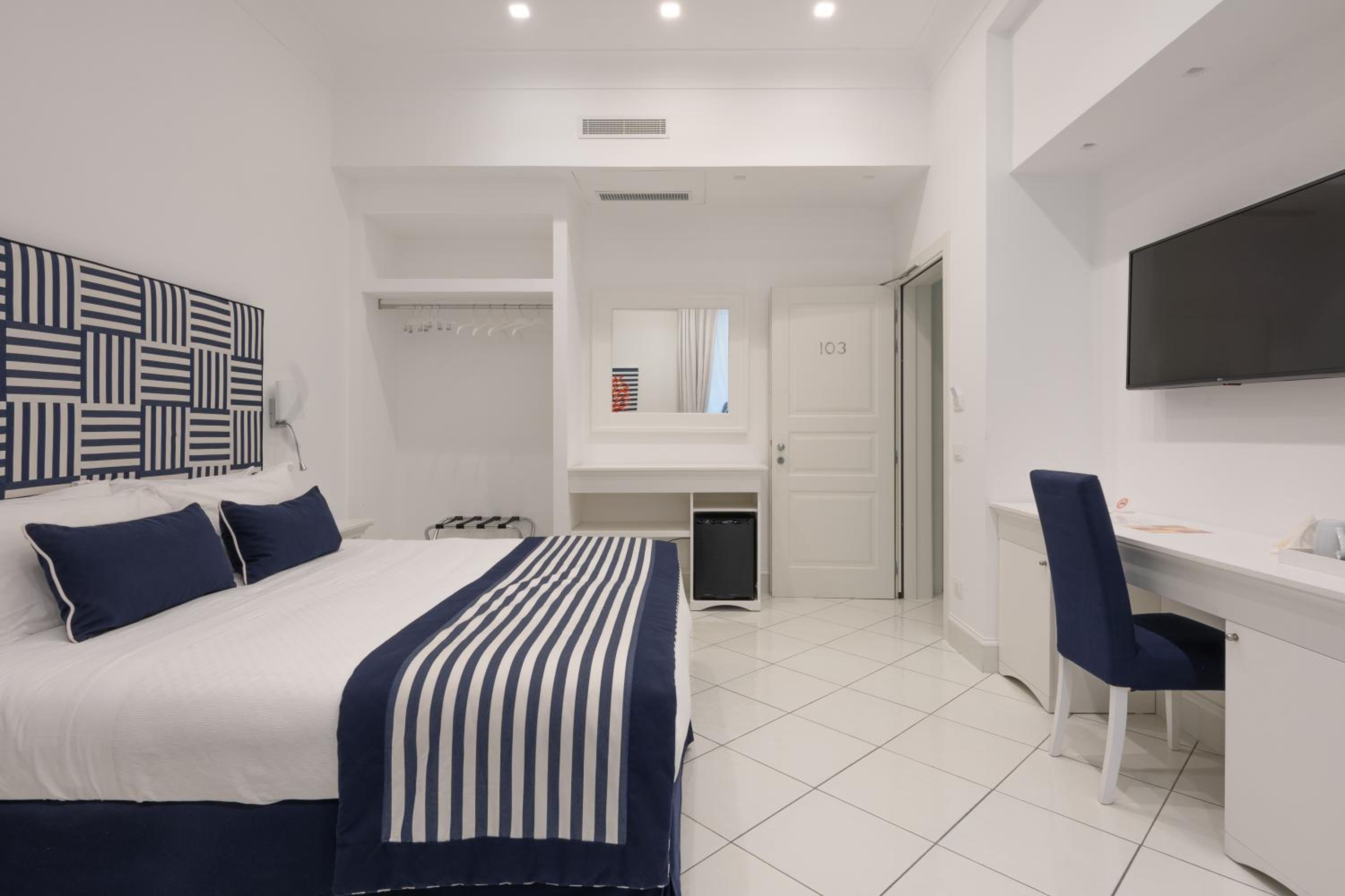 Double or Twin Room with Extra Bed - Photo 6