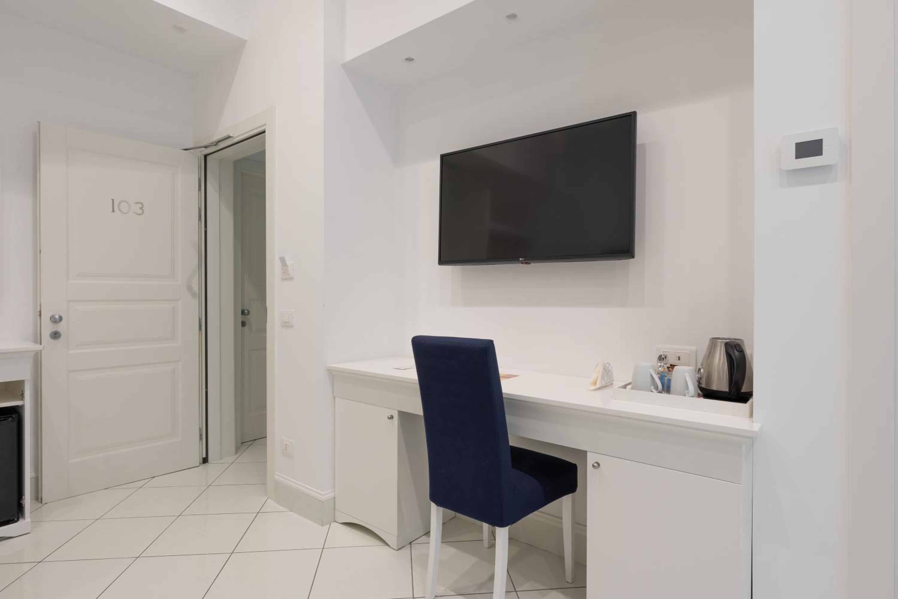 Double or Twin Room with Extra Bed - Photo 11