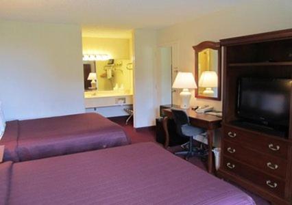 Queen Room with Two Queen Beds - Non-Smoking photo 2