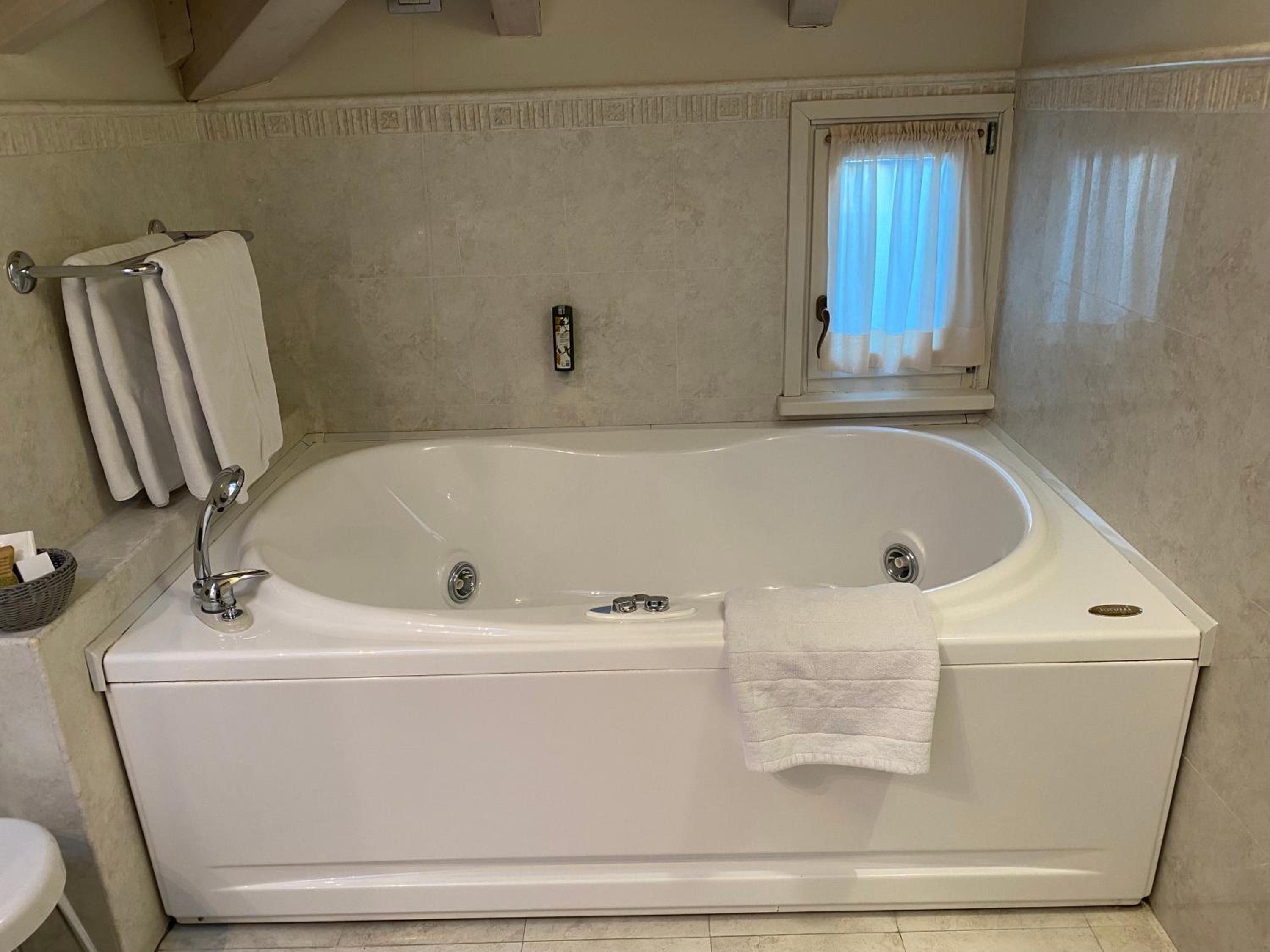 Superior Double Room with Hot Tub photo 3