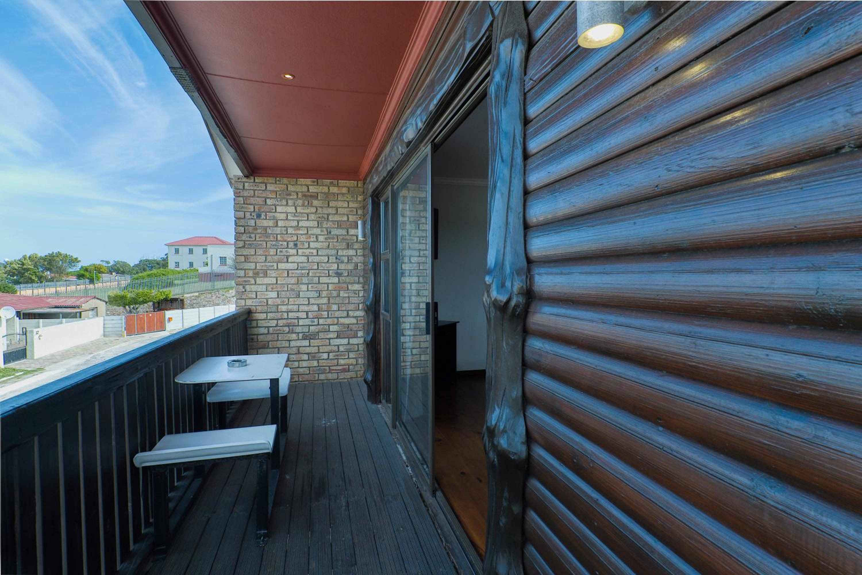 Family Room with Balcony photo 3