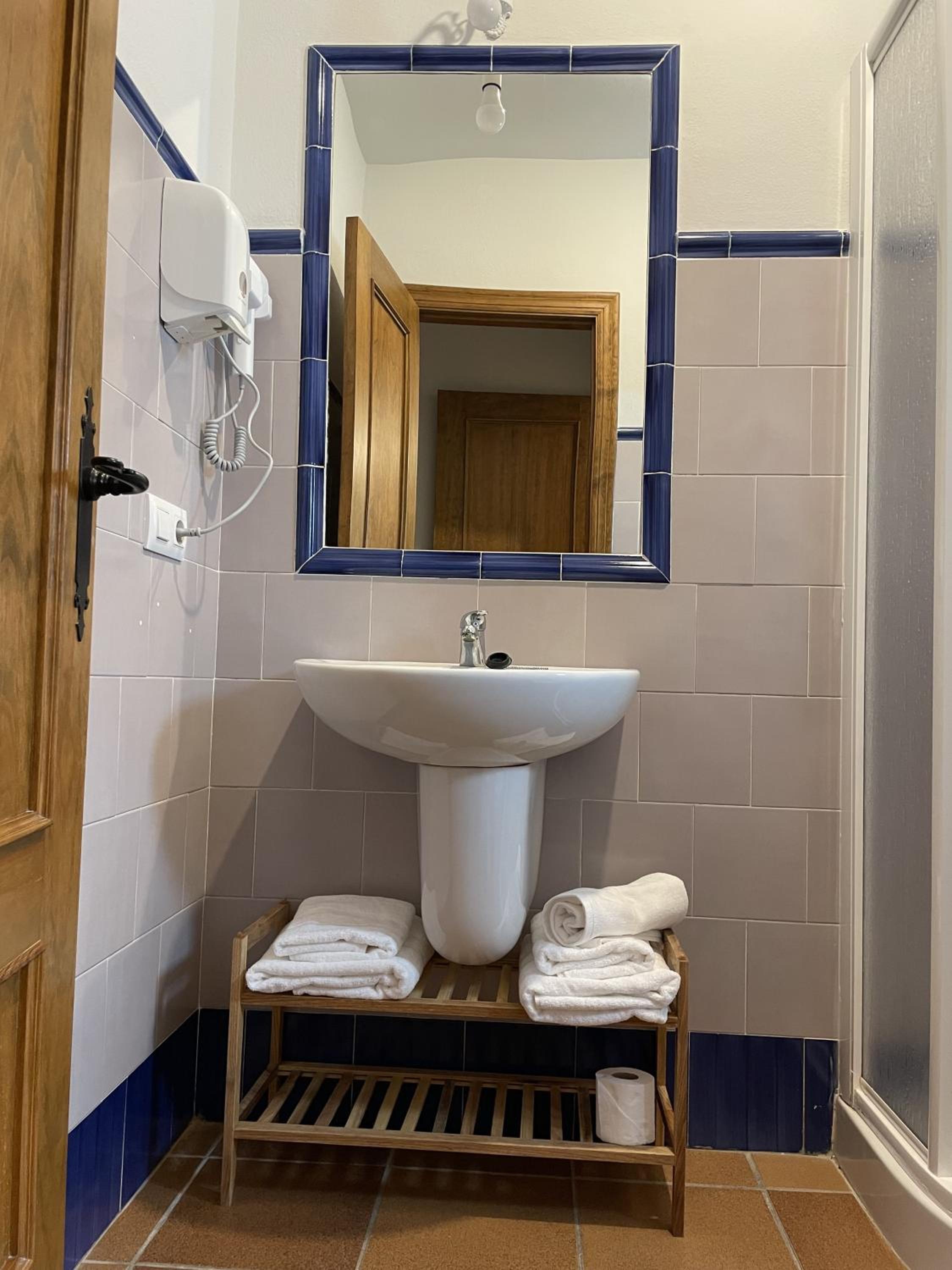 Standard Double Room - Photo 5