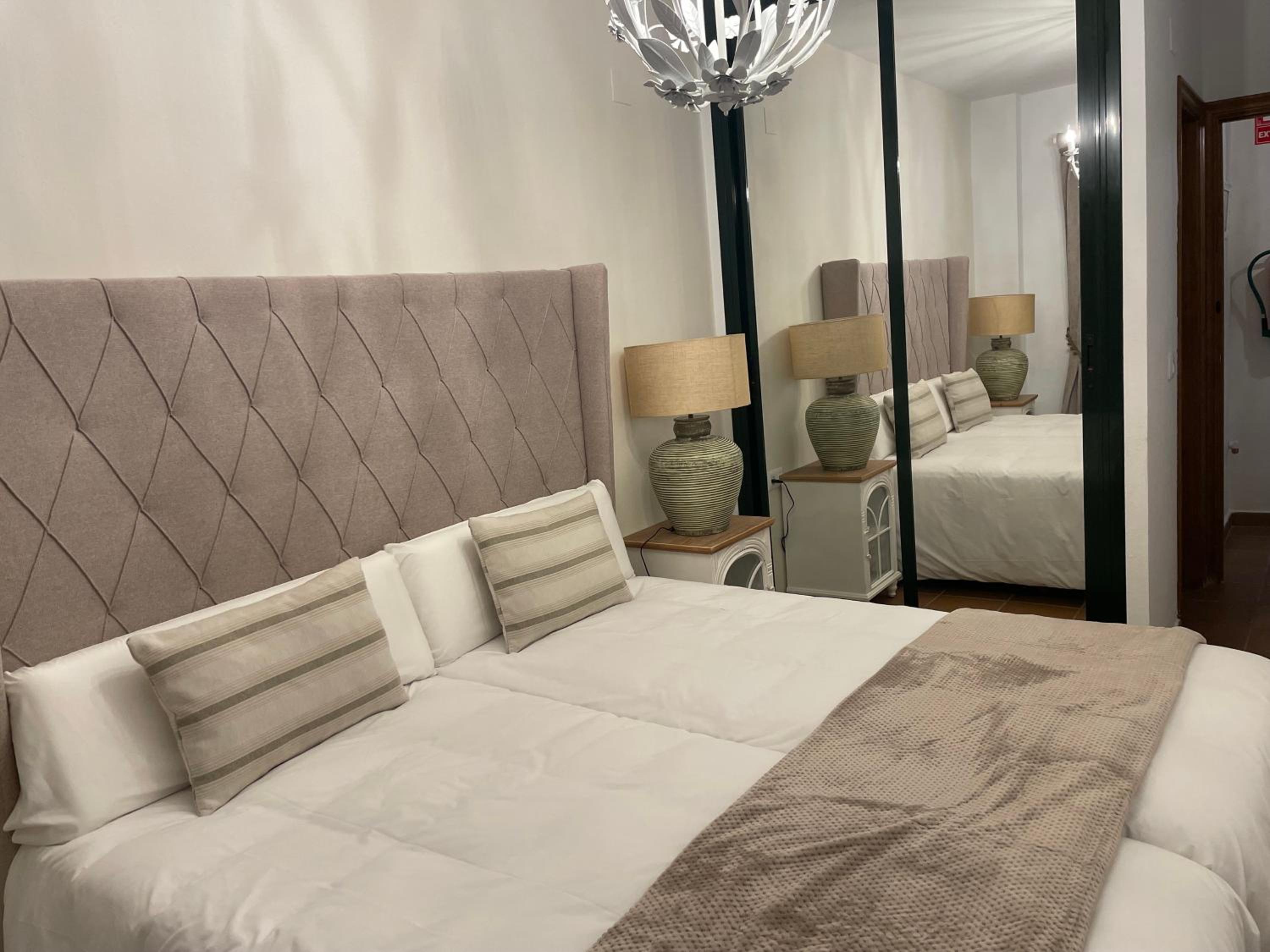 Standard Twin Room - Photo 3