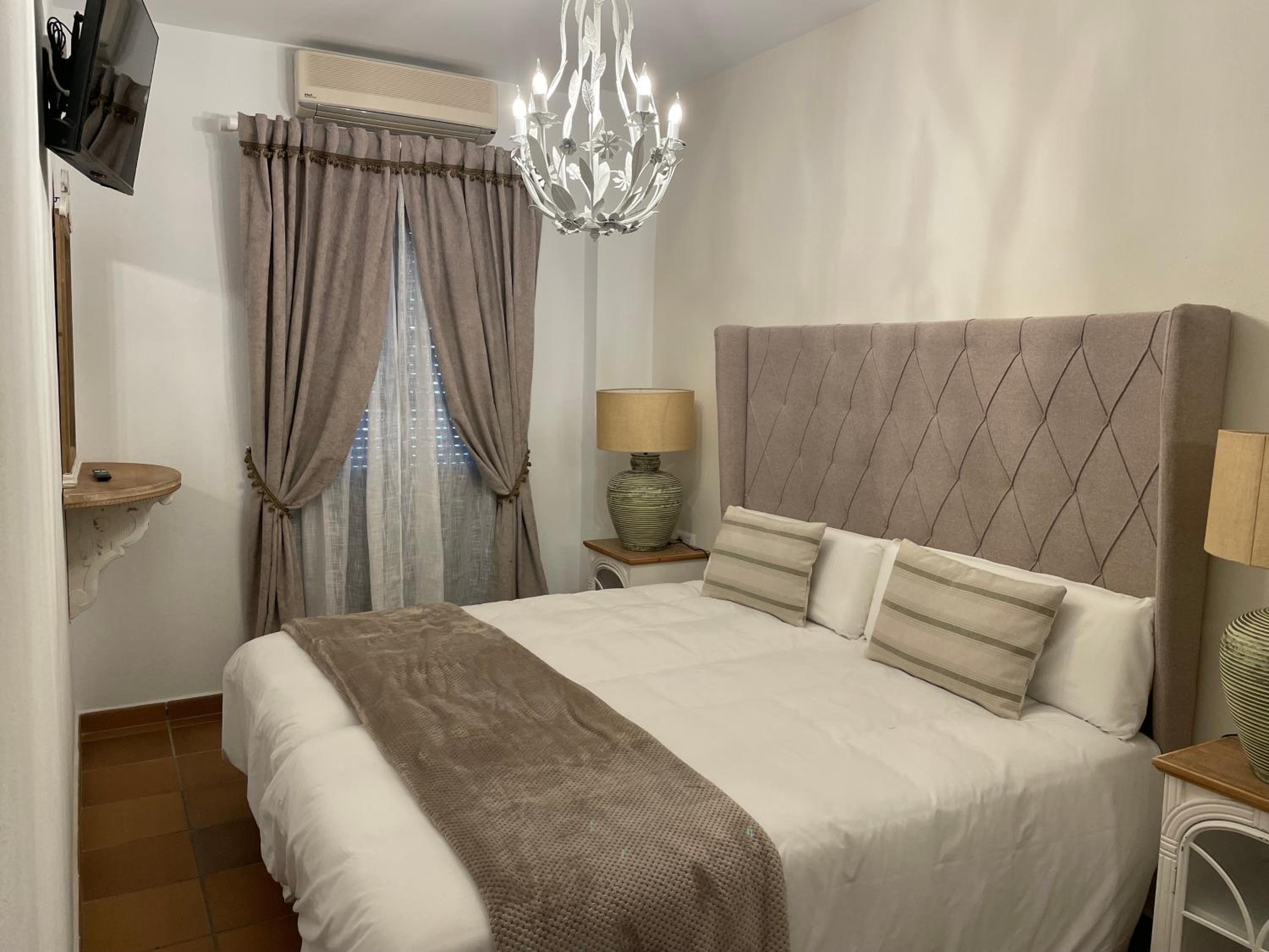 Standard Twin Room - Photo 1