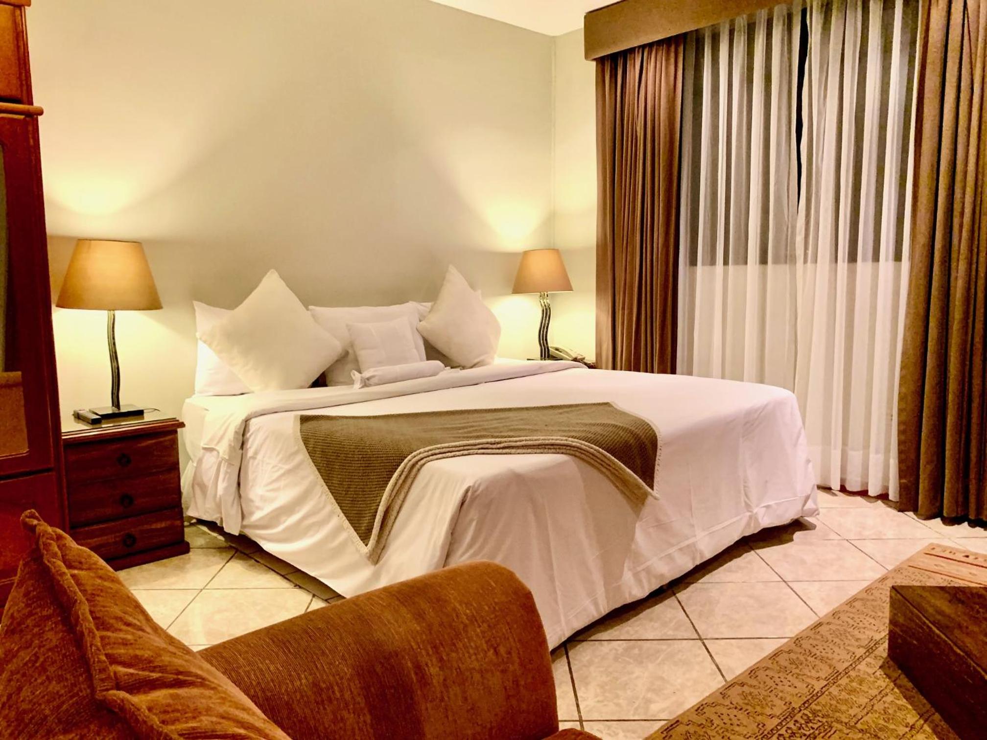 Deluxe Suite - Photo 15