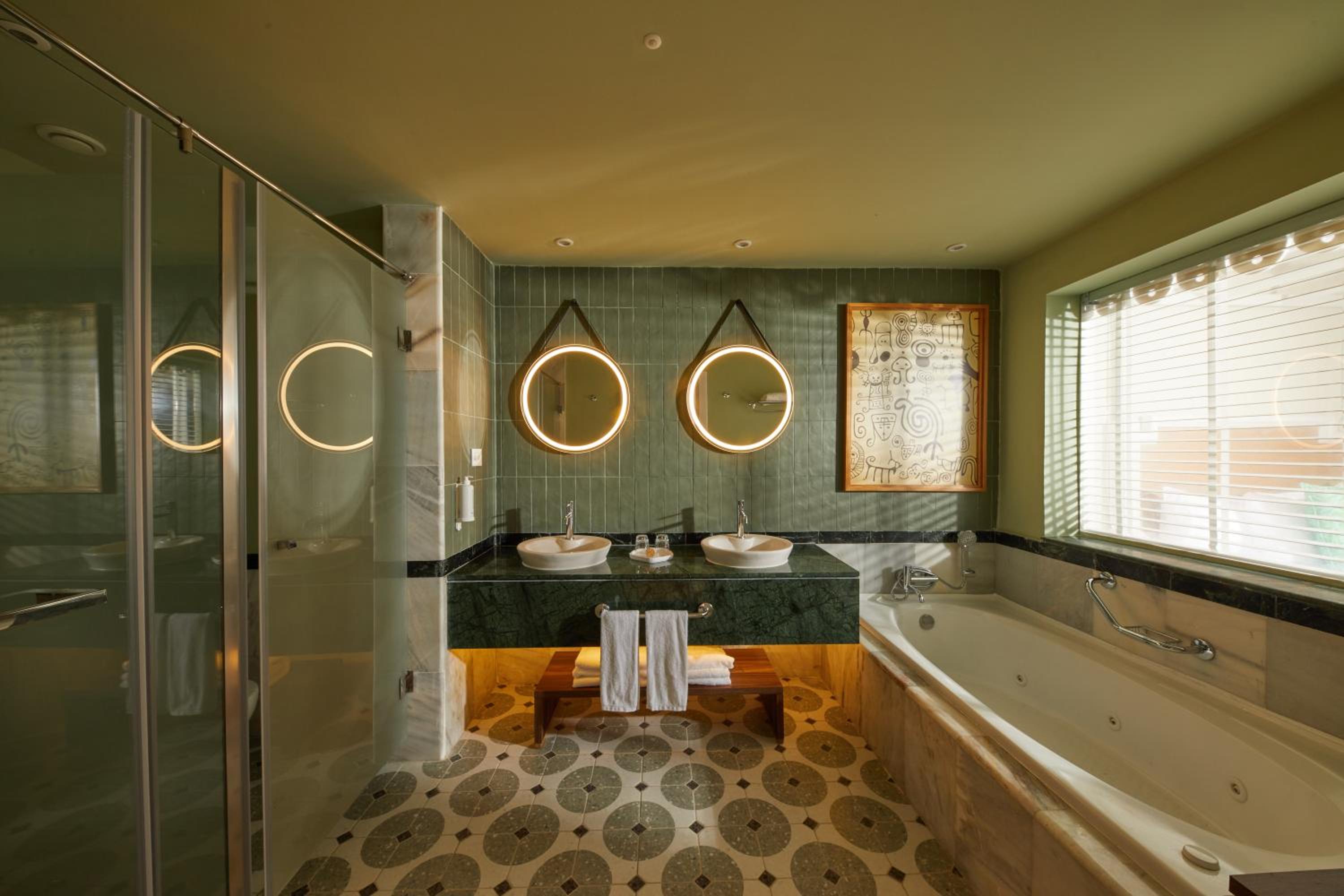 Junior Suite Deluxe Swim Up (1 Adult + 3 Children)