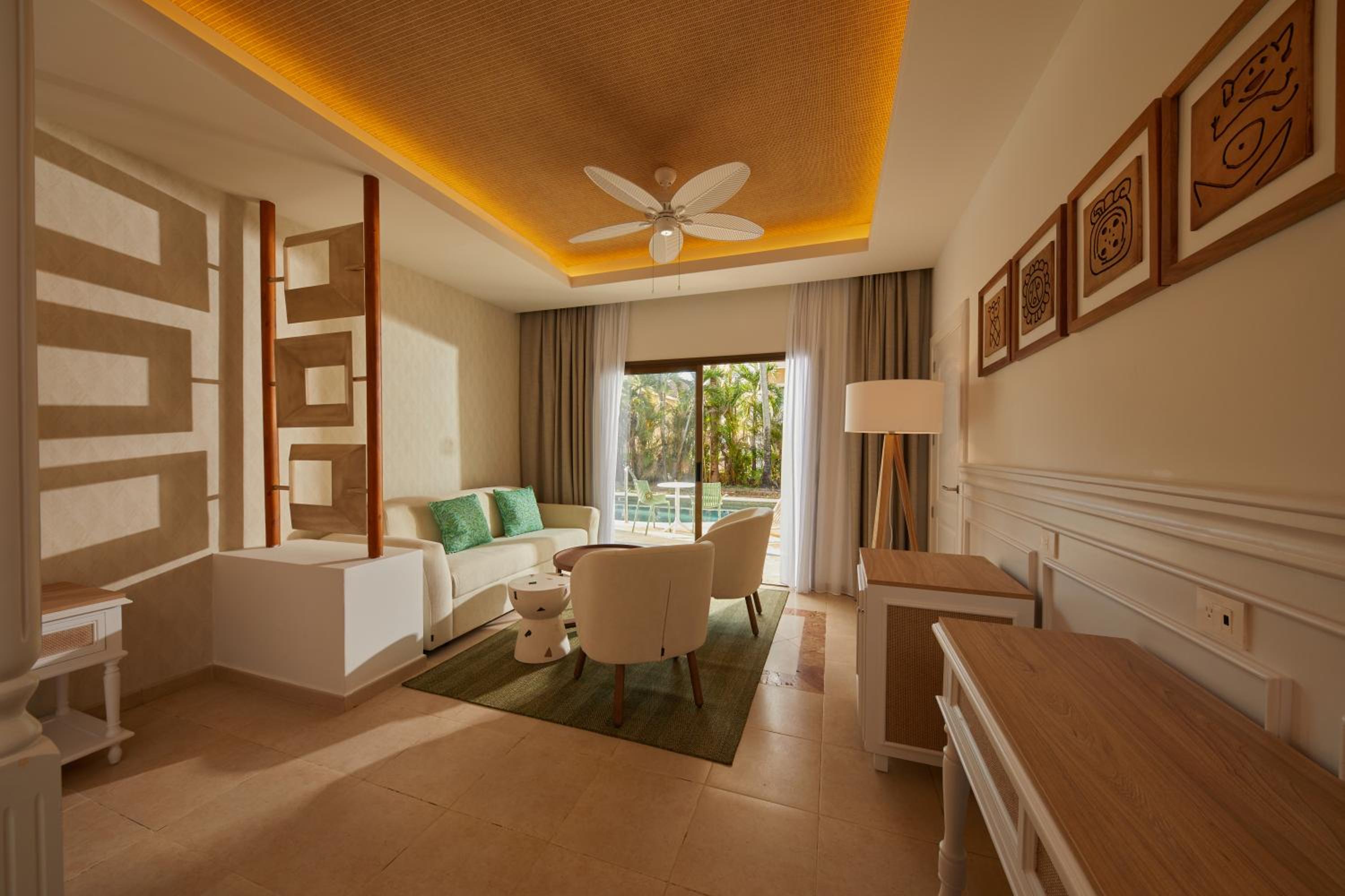 Junior Suite Deluxe Swim Up (1 Adult + 3 Children)